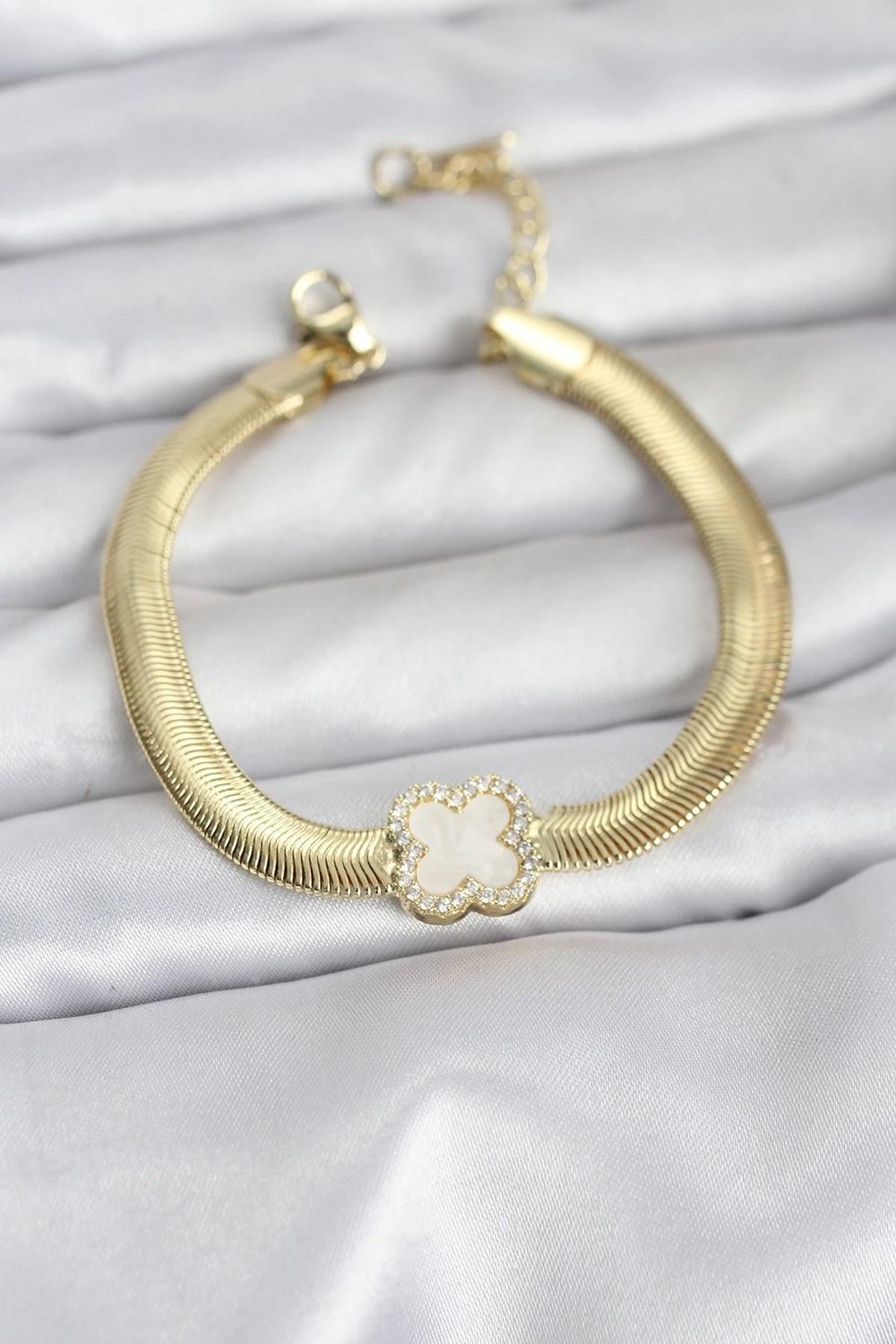 Mey İthalat® 316L Çelik Gold Renk Beyaz Yonca Model Zirkon Taşlı Yılan Zincirli Kadın Bileklik