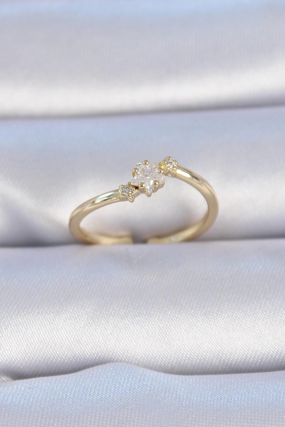 Mey İthalat® Pirinç Gold Renk Beyaz Çiçek Model Zirkon Taş Detay Kadın Yüzük