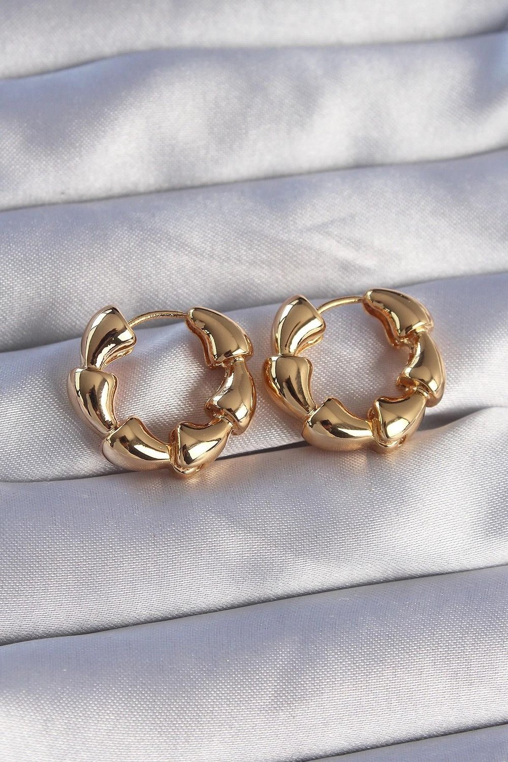 Mey İthalat® Pirinç Gold Renk Damla Kıvrım Tasarımlı Halka Küpe