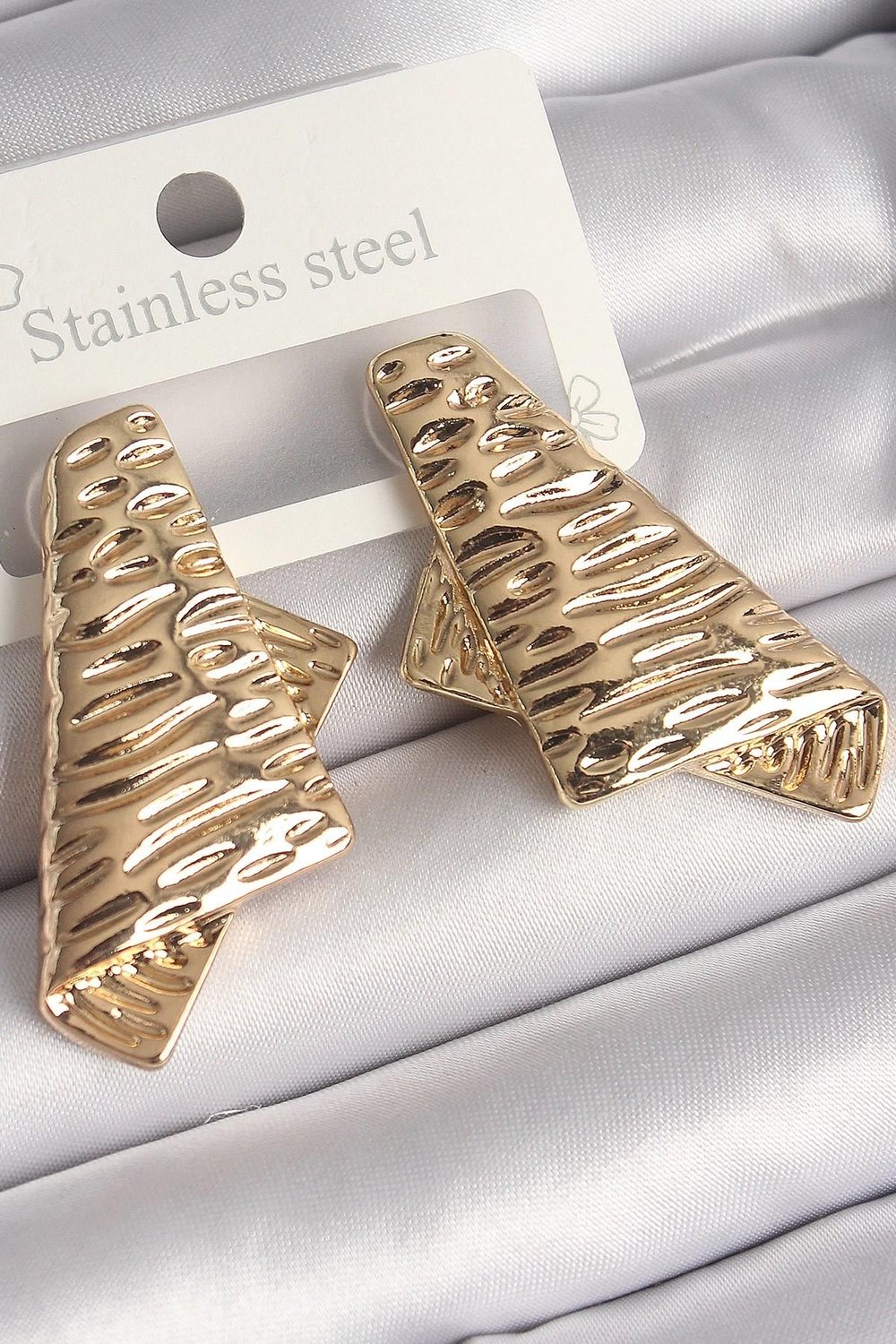 Mey İthalat® Pirinç Gold Renk İşleme Detaylı Katlanmış Kare Plaka Model Kadın Küpe