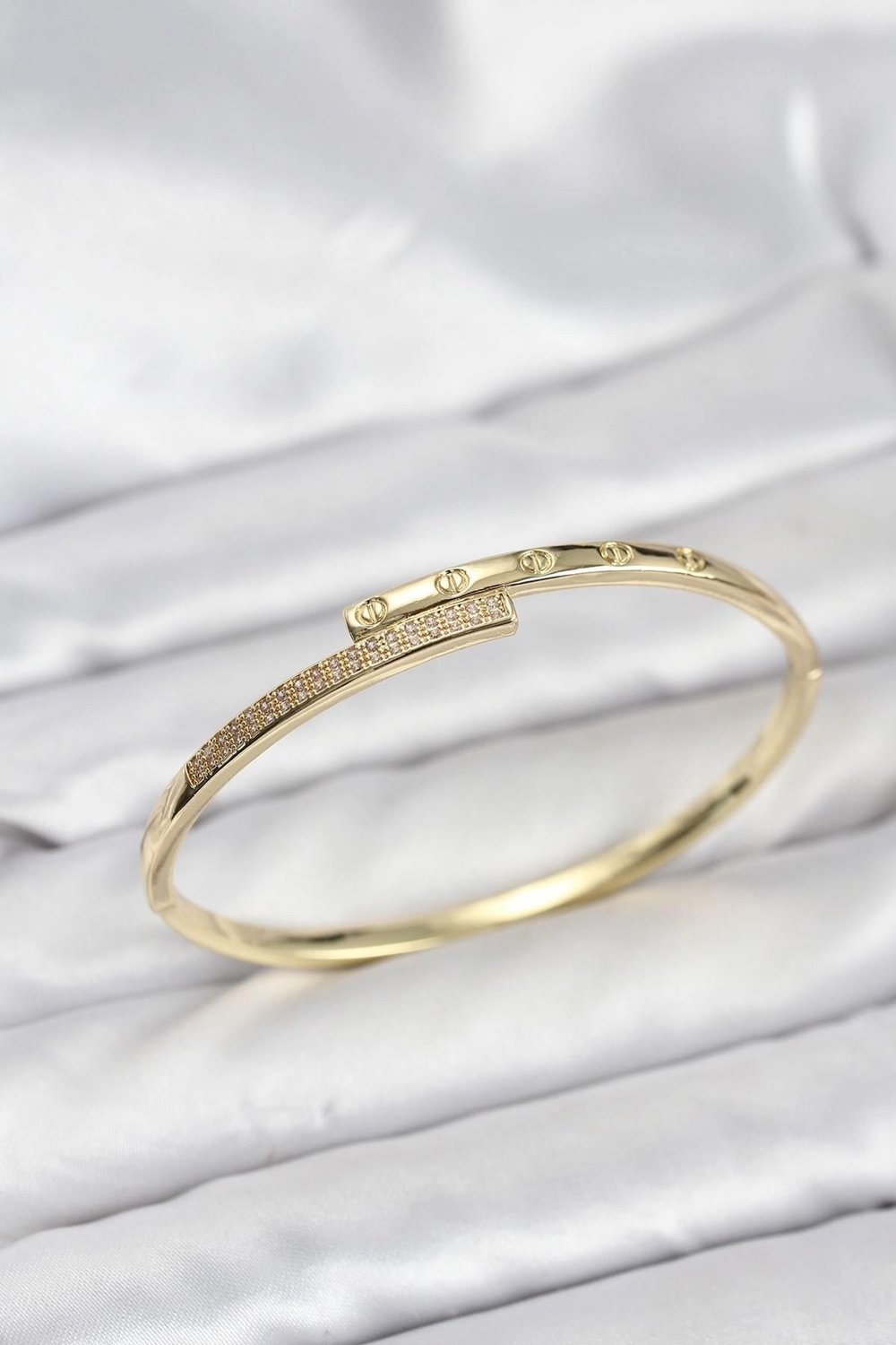 Mey İthalat® Pirinç Gold Renk Zirkon Taşlı Kadın Kelepçe Bileklik