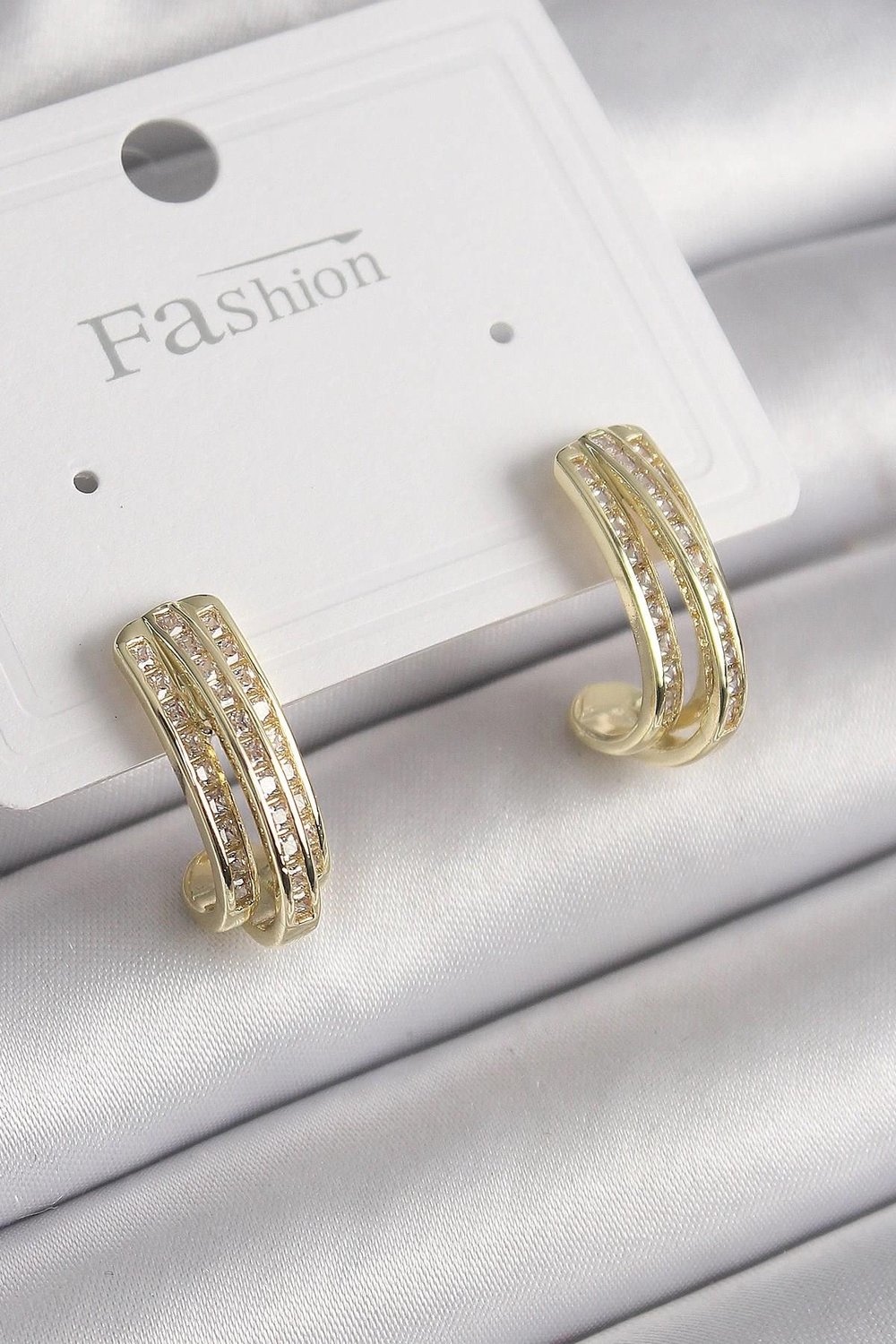 Mey İthalat® Pirinç Gold Renk Zirkon Taşlı Yarım Halka Model Kadın Küpe