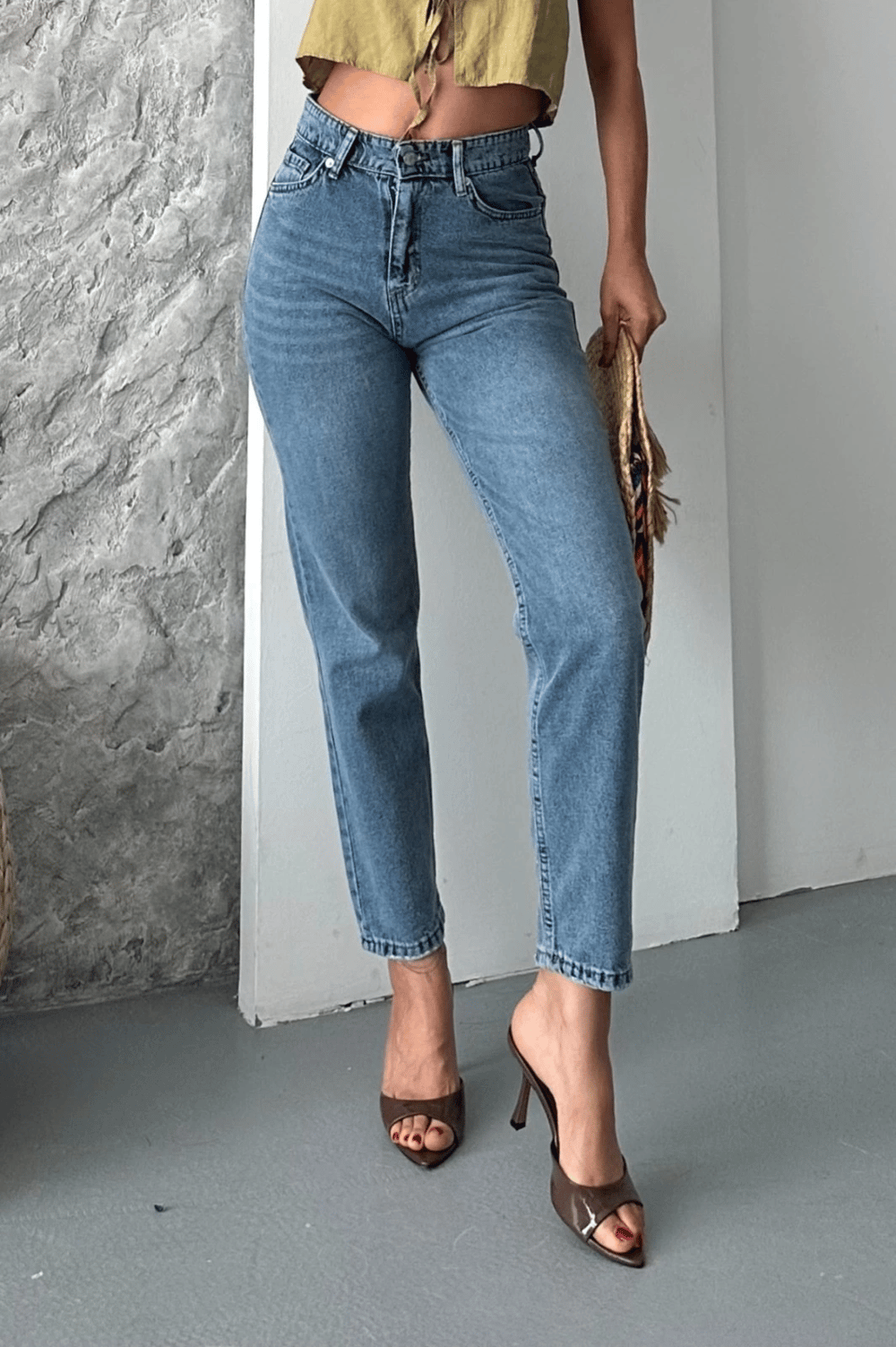 Mom Fit Kar Yıkama Bıyık Detaylı Jeans Pantolon D2006
