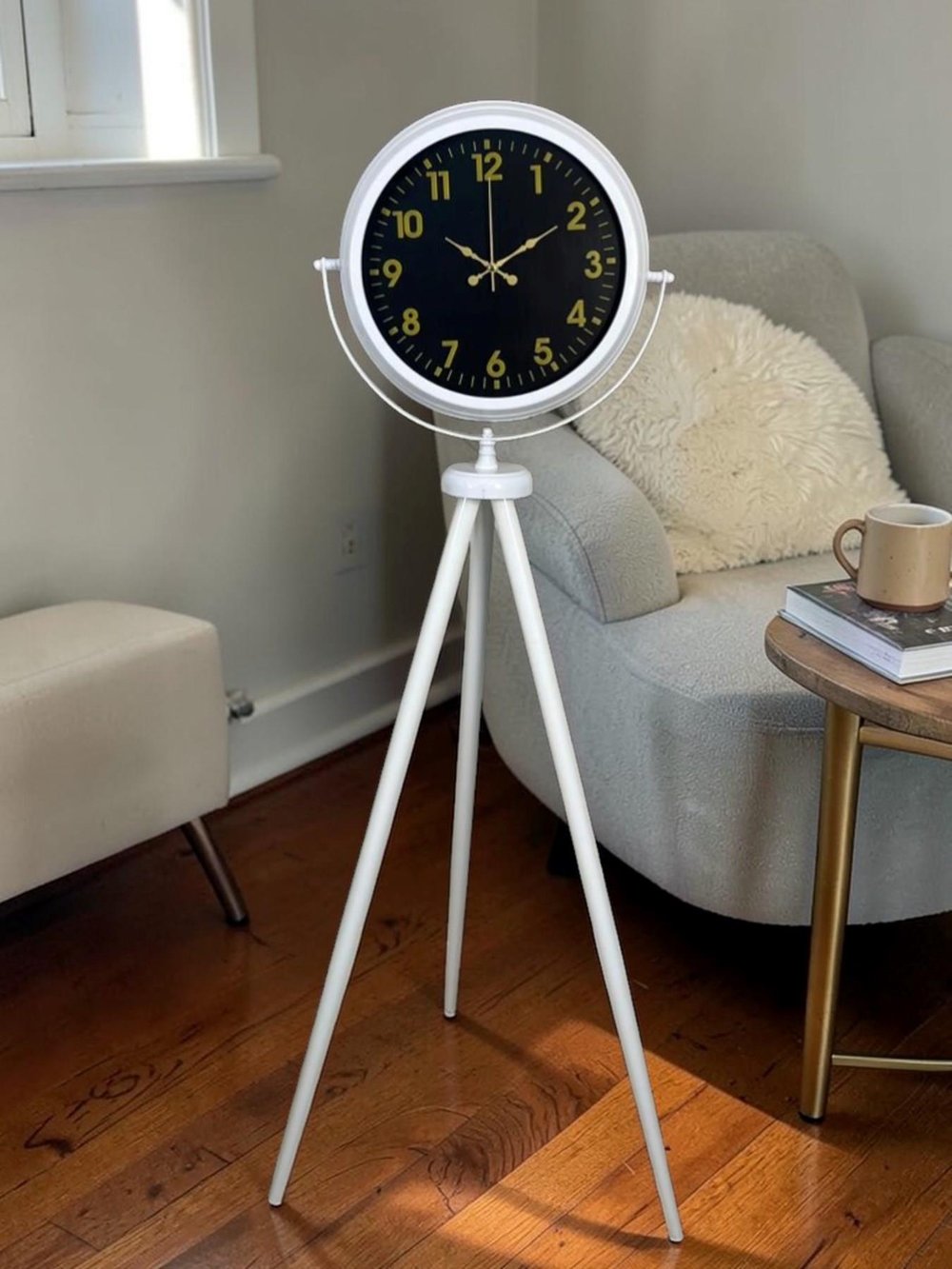 Royal Gold Rakamlı Beyaz Tripod Ayaklı Saat