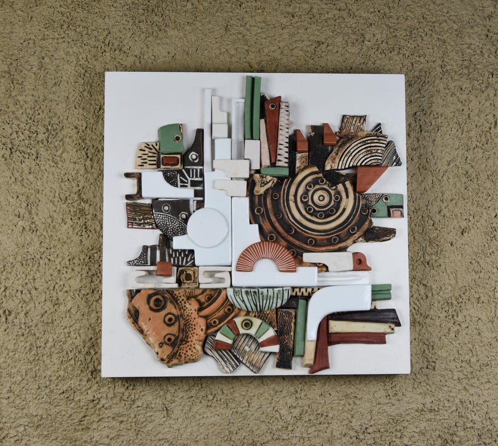 Geometrik Kabartmalı Seramik Duvar Panosu 50 x 50 cm