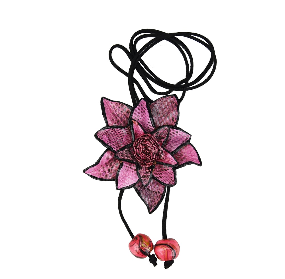 Piton Derisi Lotus Çiçeği Kolye Gül Kurusu