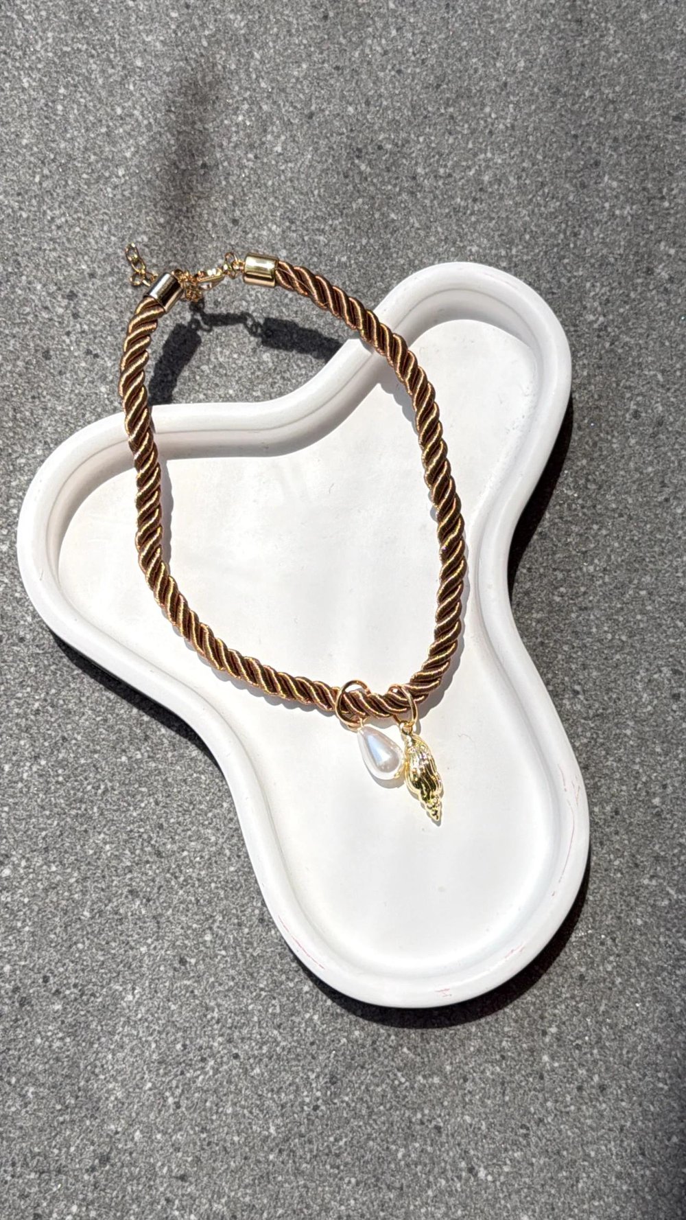 Amara Deniz Kabuğu Kahve İpli Choker Kolye