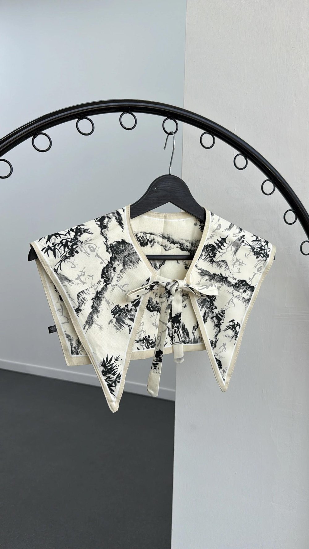 Anemon Krem Siyah Desenli Yaka Fular