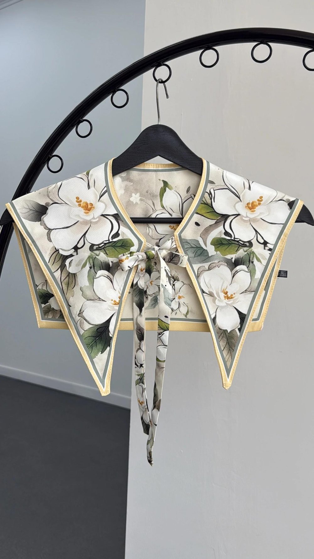 Fonte Sarı Lotus Çiçek Desenli Yaka Fular