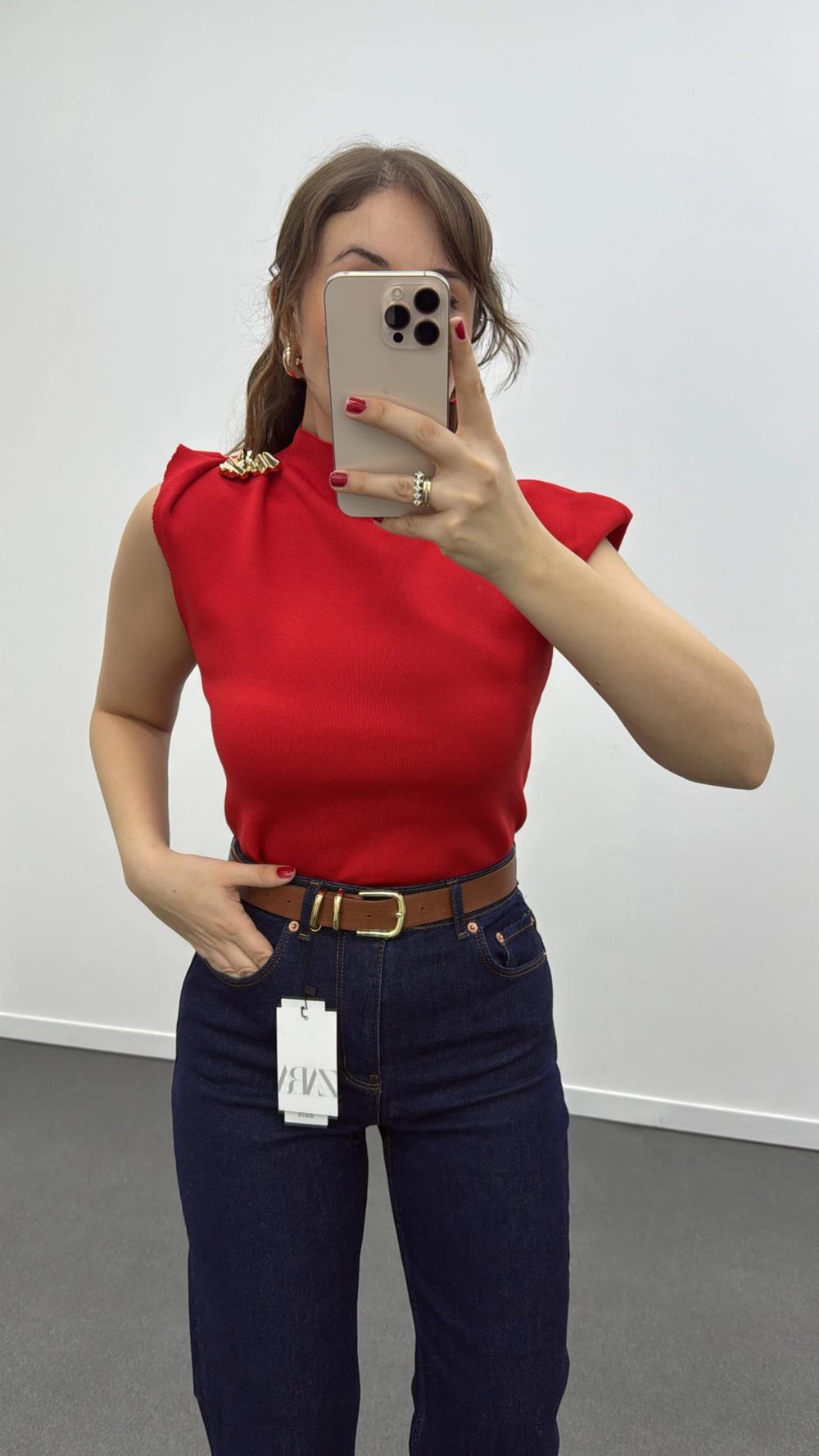 Kırmızı Broş Aksesuarlı Drapeli Asimetrik Triko