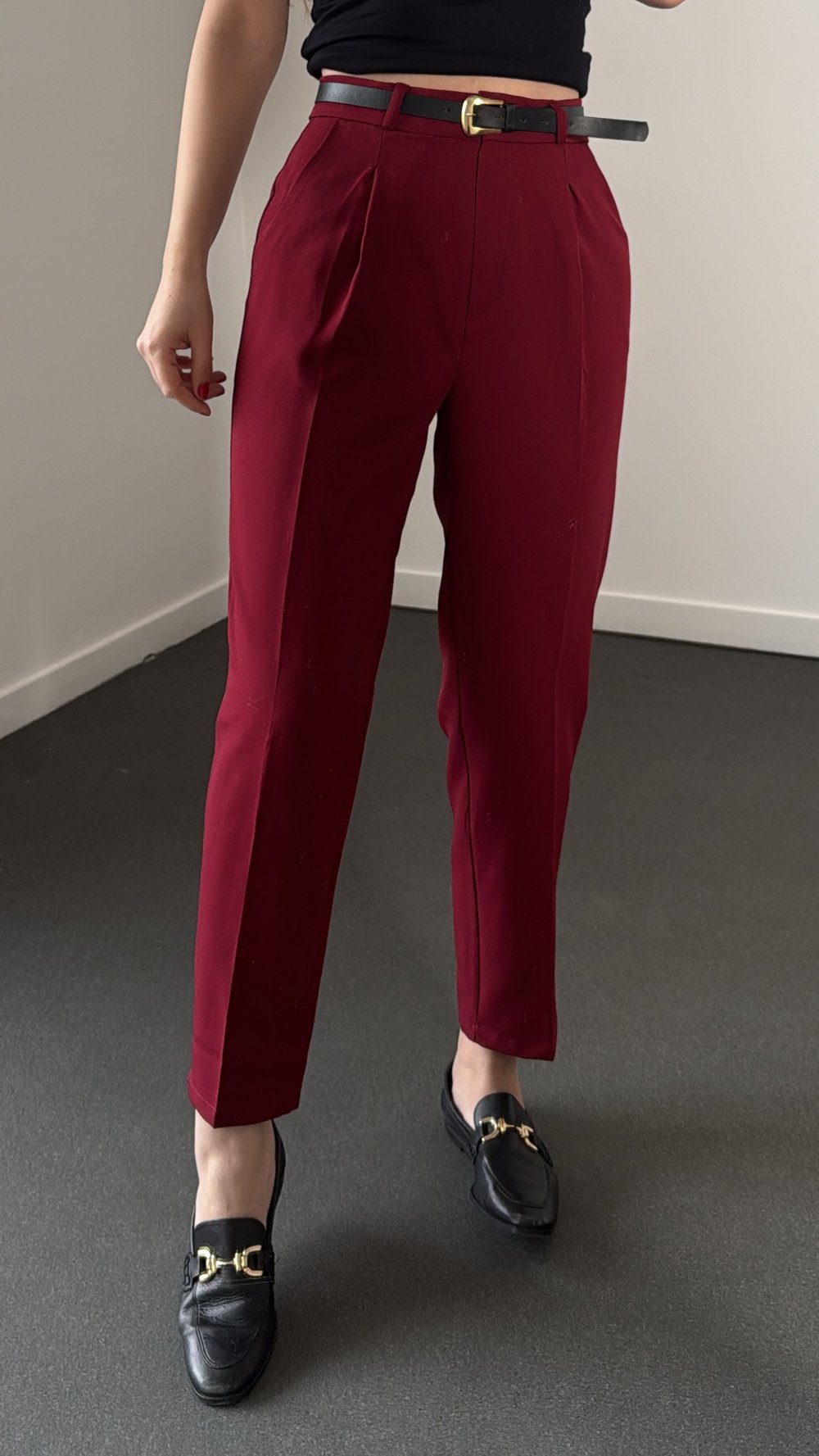 Briar Bordo Kemerli Pensli Kumaş Pantolon