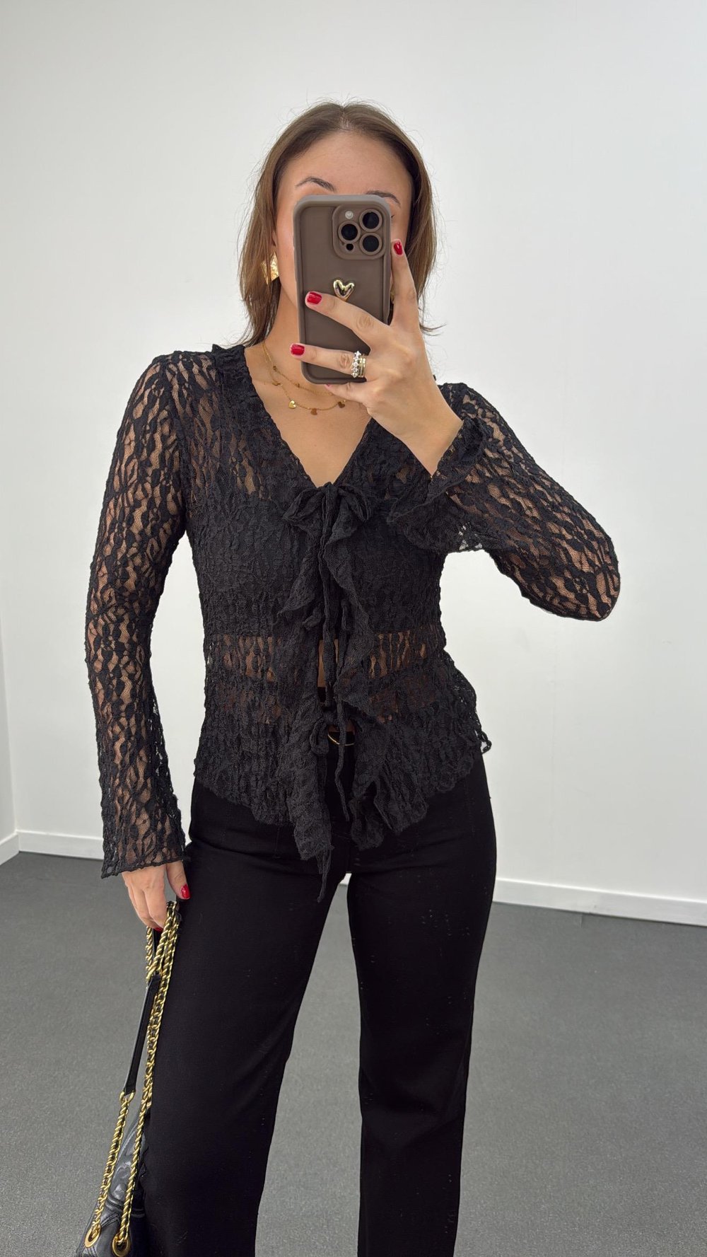 Kaıden Siyah Yakası Volanlı Dantel Bluz