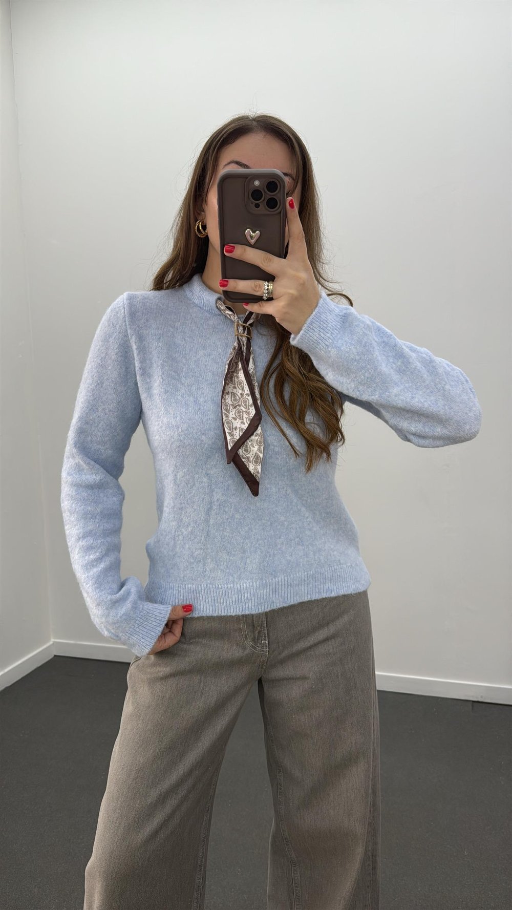 Mehri Mavi Fularlı Broş Aksesuarlı Triko Kazak