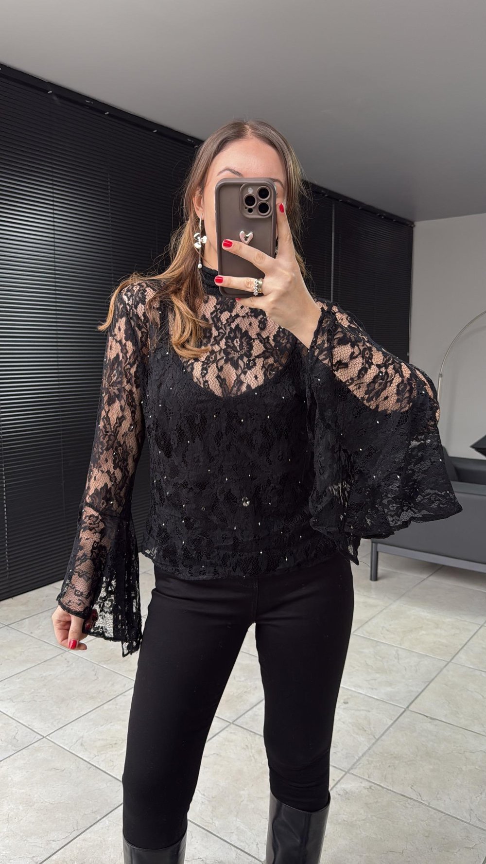 Ophea Siyah Taş Aksesuarlı Dantel Volanlı Bluz