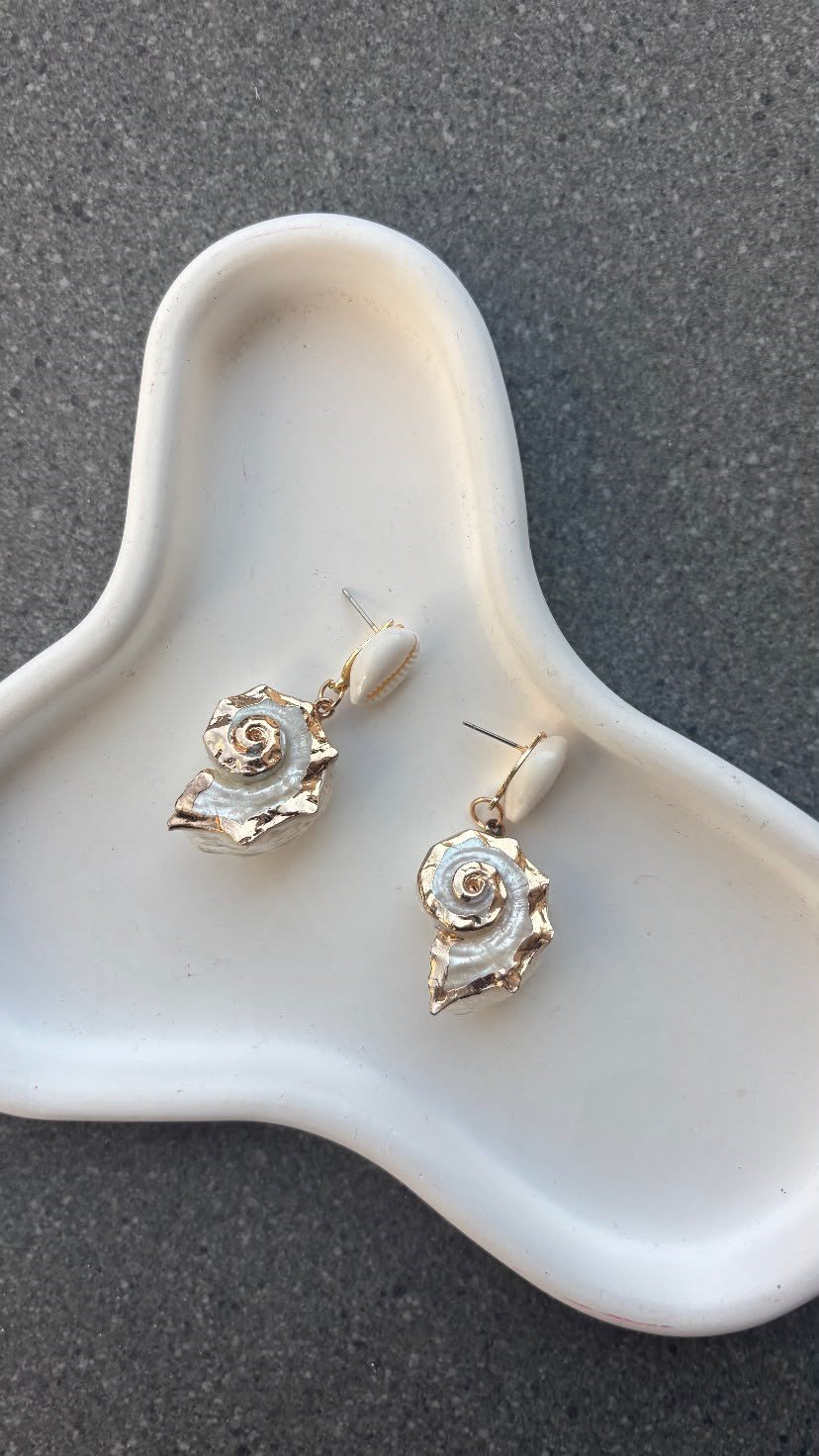 Ronya Gold Detaylı Deniz Kabuklu Küpe