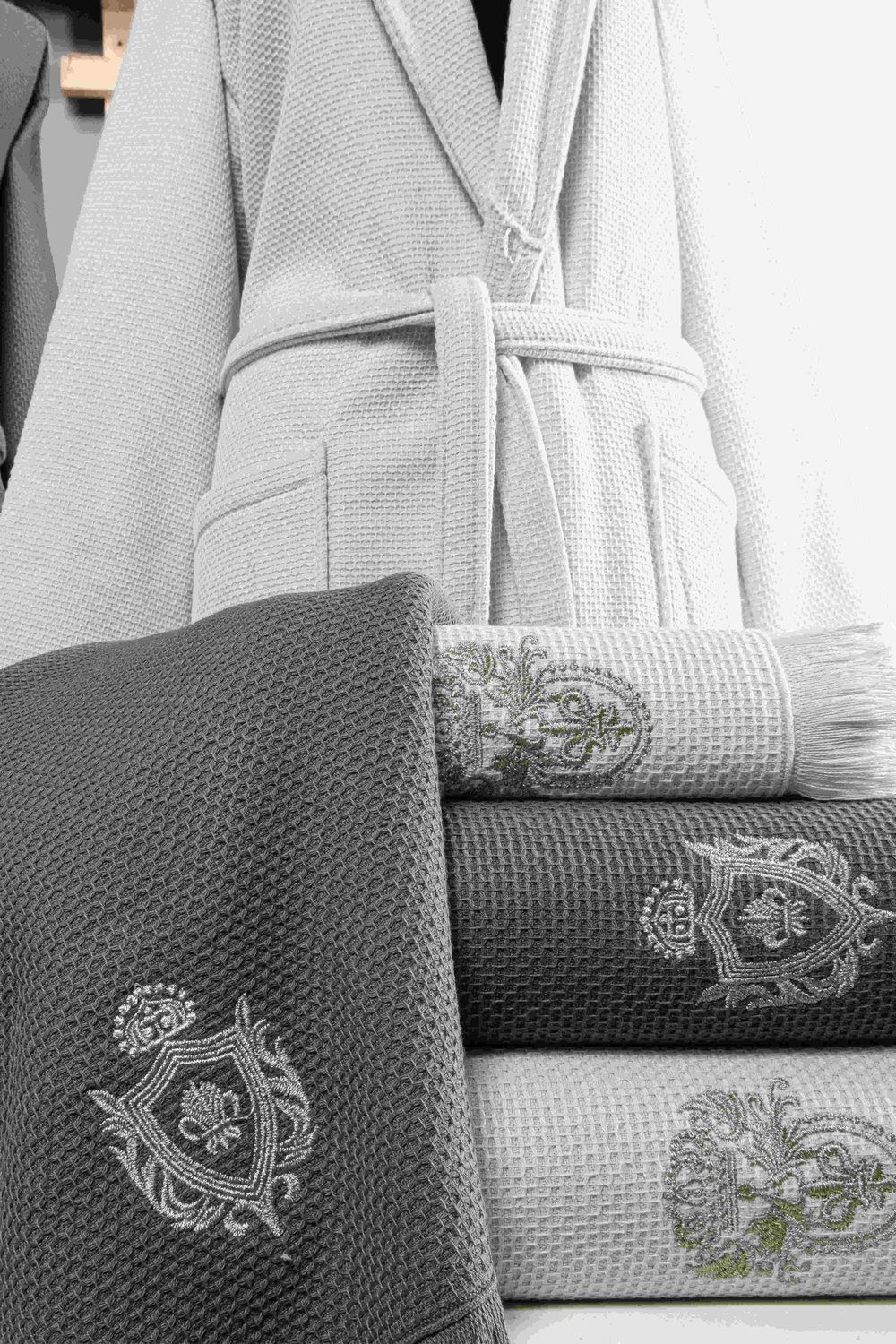 Nakışlı Pike Bornoz 10 Parça Aile Seti / Antrasit Beyaz