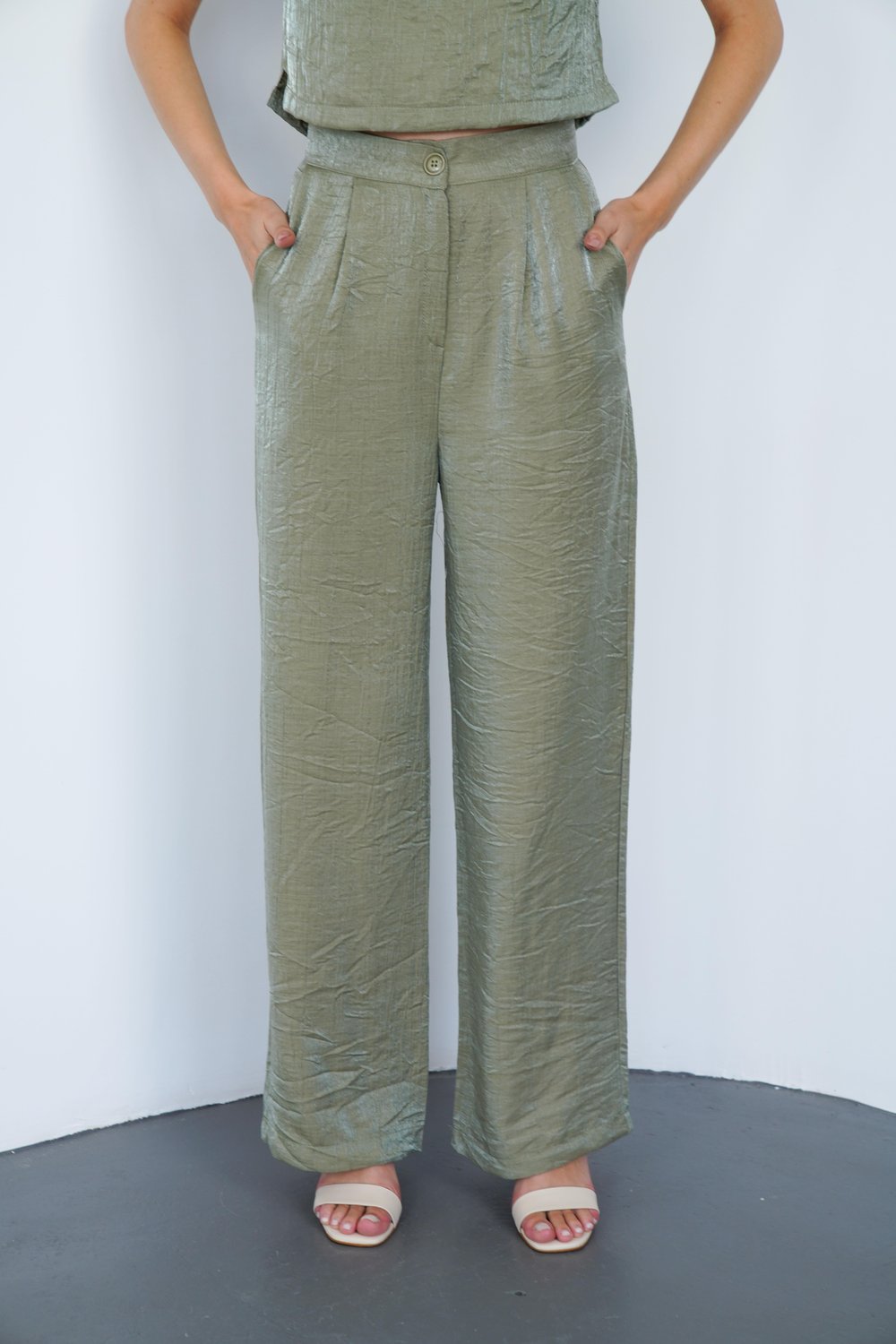 Hafif Parlak Kırışık Efektli Viskon Polyester Takım Yeşil