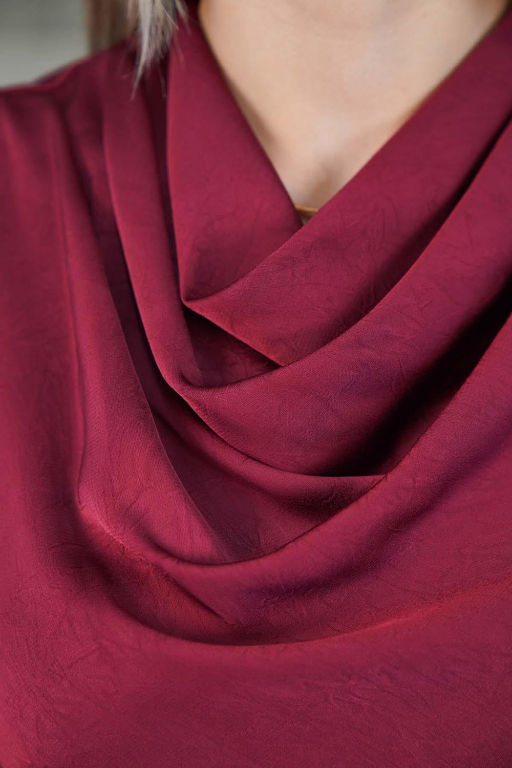 Saten Marka Degaje Yaka Kolsuz Bluz Bordo