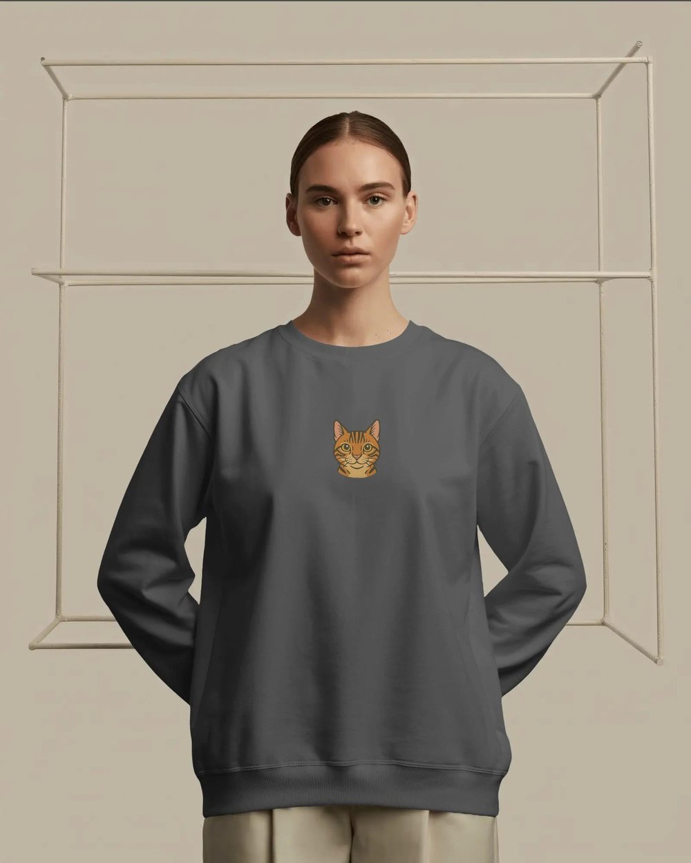 Kadın Tekir Kedisi Desenli Sweatshirt – Minimal Göğüs Baskılı, Rahat Kesim
