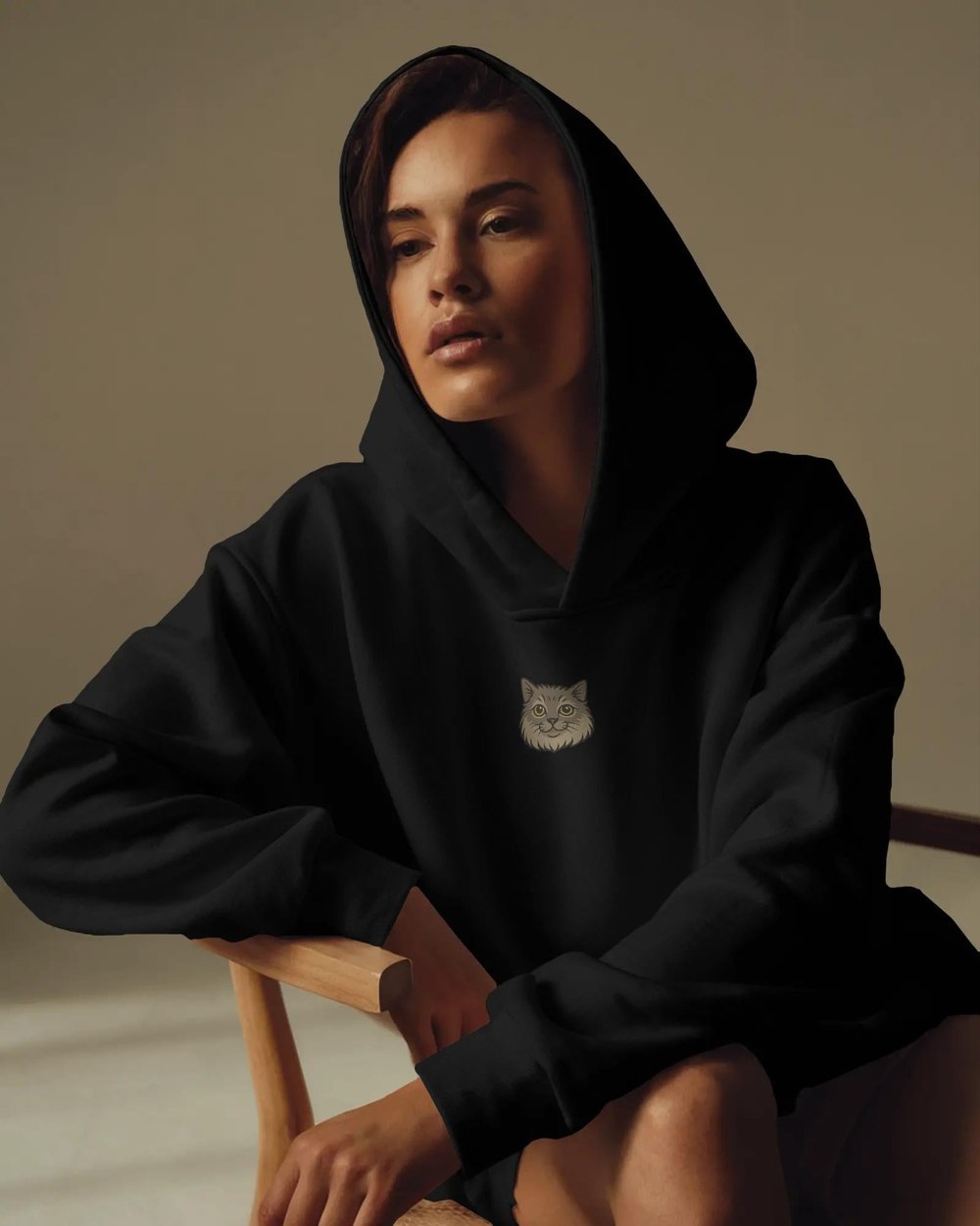Ragdoll Kedili Hoodie Unisex %100 Pamuk | Siyah Kapüşonlu Sweatshirt Göğüs Ortası Minimal Logo