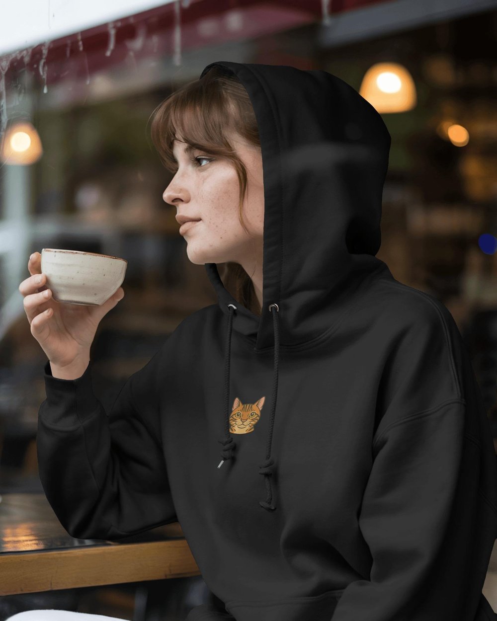 Turuncu Tekir Kedili Hoodie Unisex %100 Pamuk | Siyah Kapüşonlu Sweatshirt Göğüs Ortası Minimal Logo