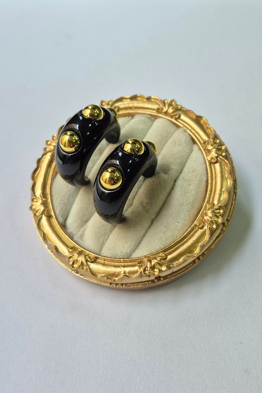GOLD TOP DETAYLI SİYAH KÜPE