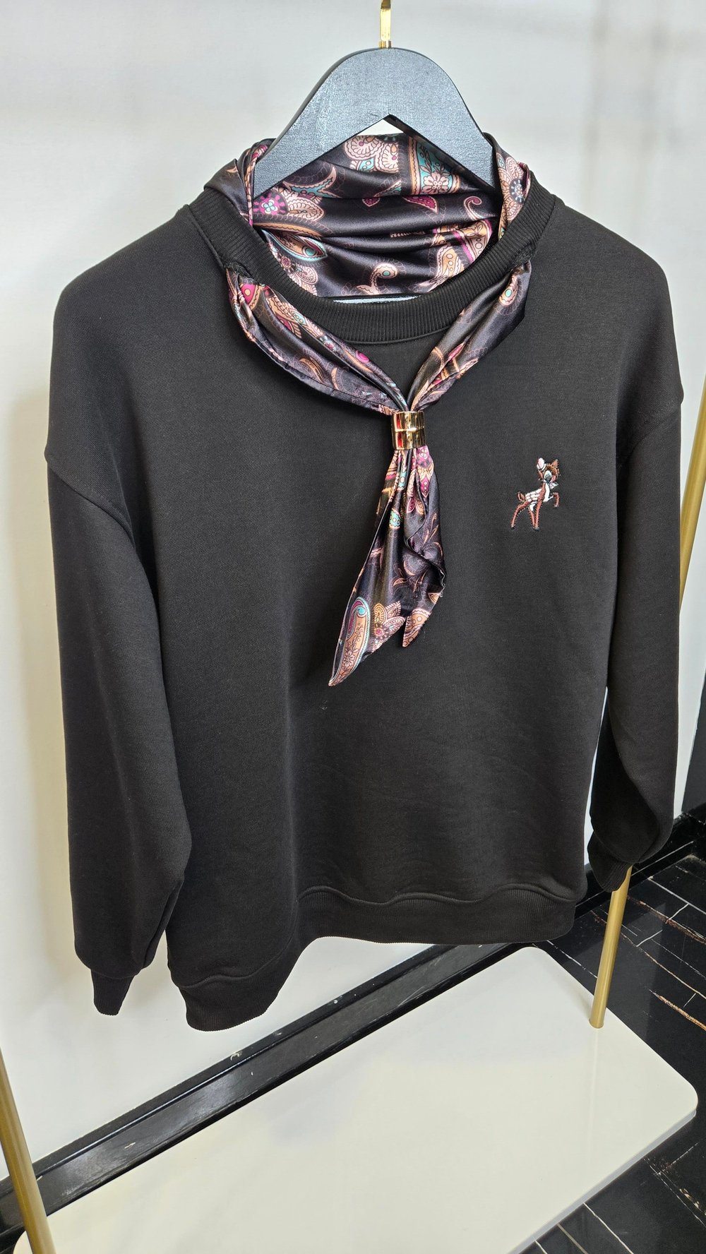 Fular ve Nakış Detaylı Sweatshirt