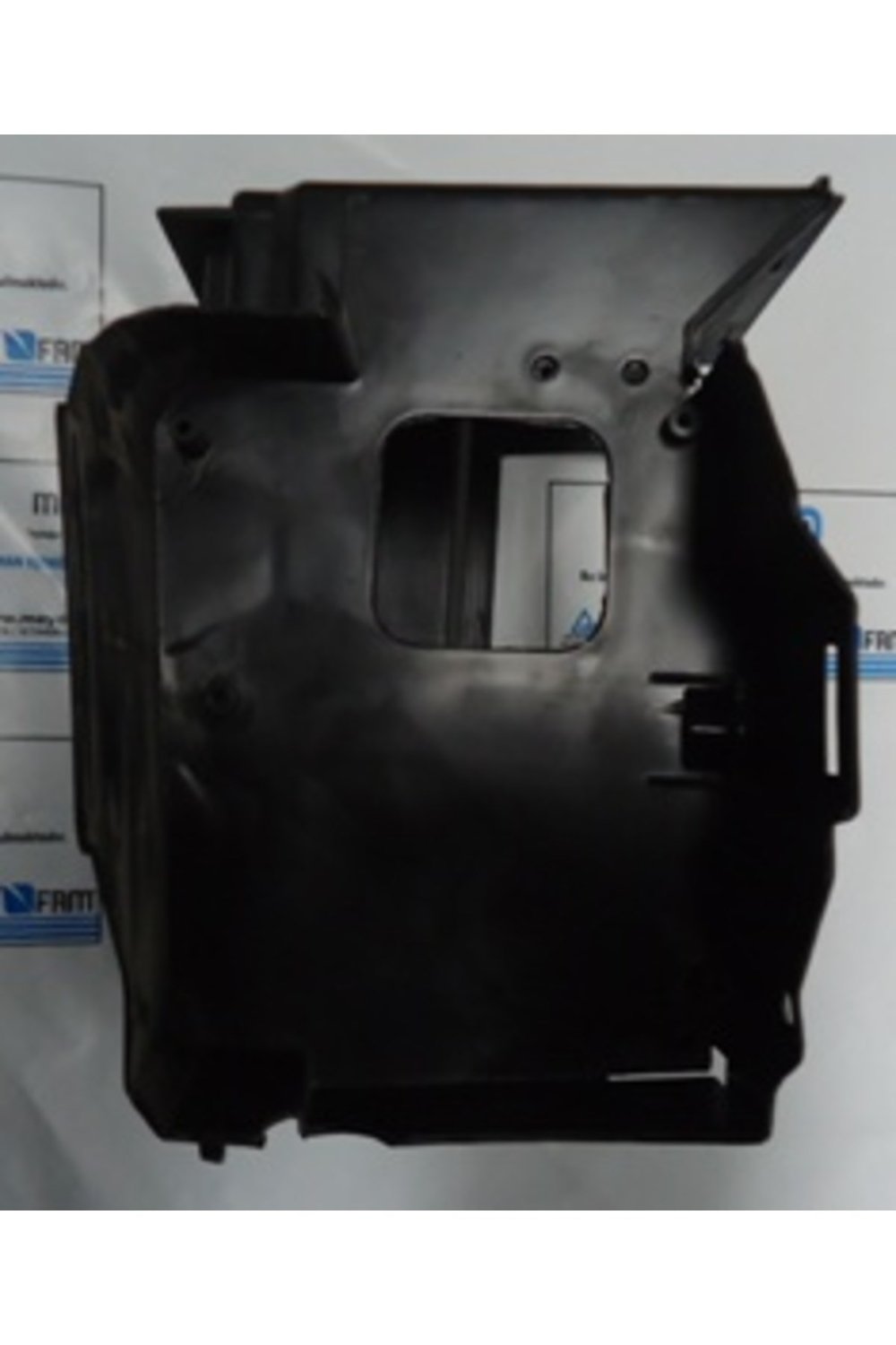 828-4412 FORD FOCUS- SD/HB- 05/07; AKÜ YUVA PLASTİĞİ ALT (FAM)