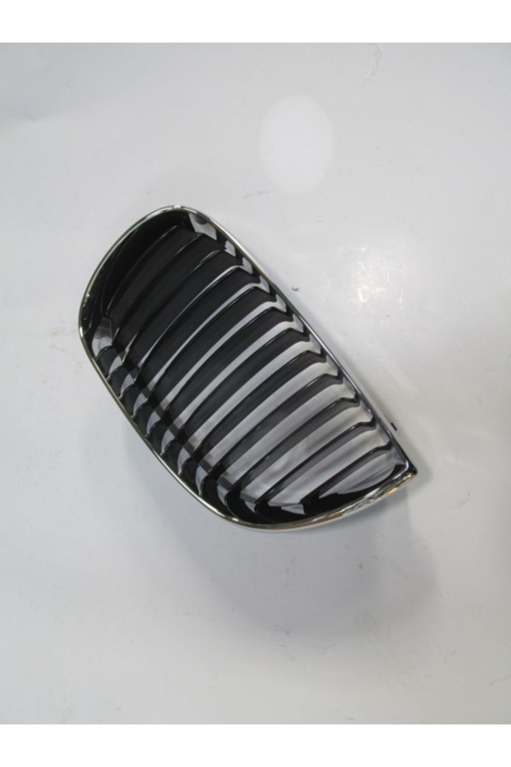 Bmw 1 E87 Ön Panjur Sol Siyah Nikelaj Çerçeveli Oem 04 08 Serisi 51137077129