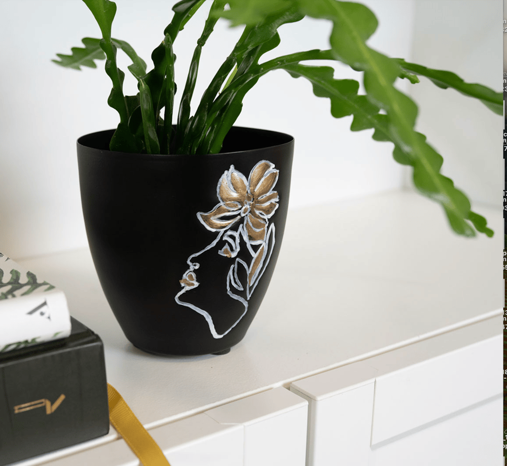 Leah yüz desenli siyah metal saksı X
