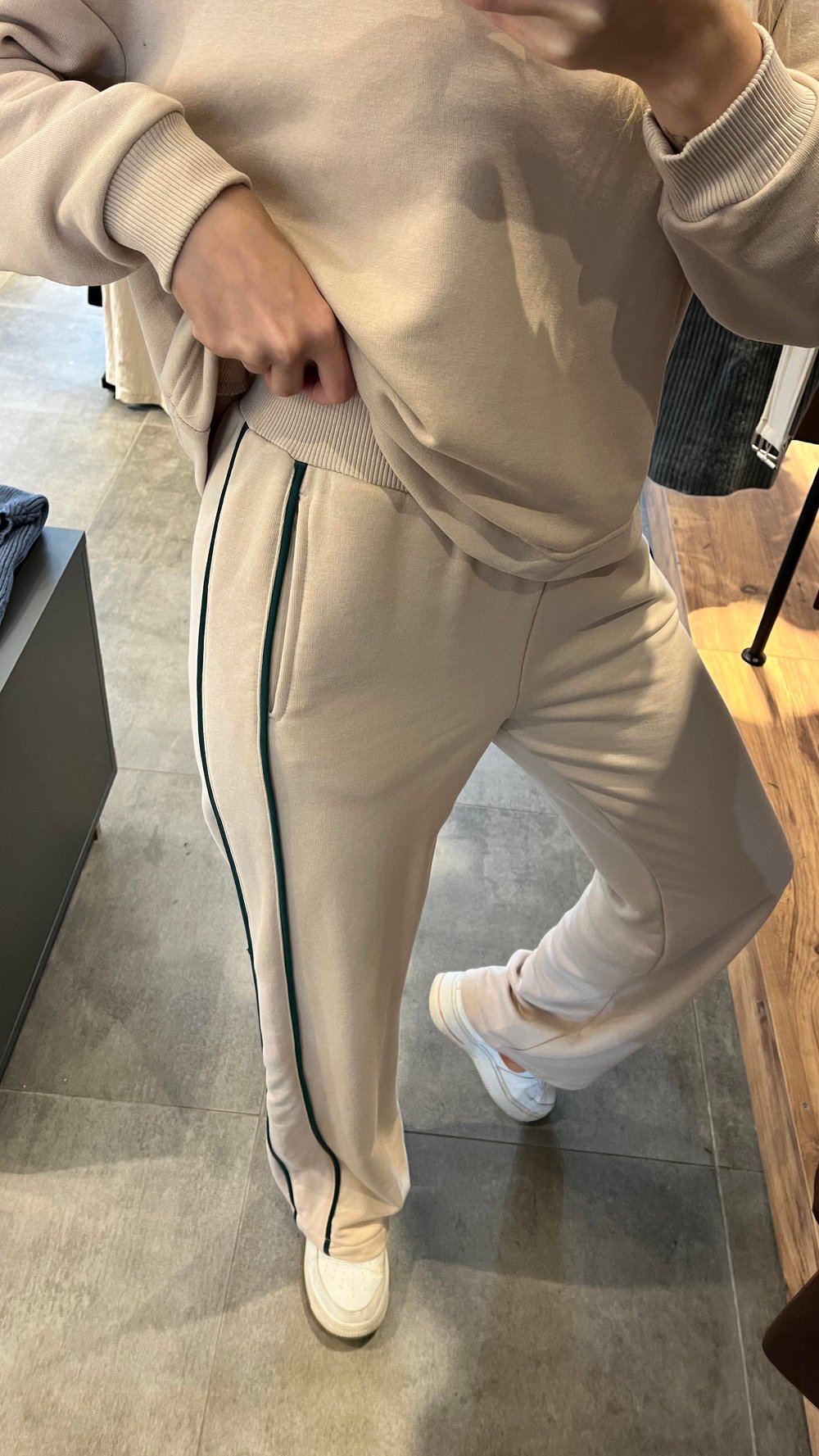 Bej Sweatshirt & Şeritli Pantolon Takımı