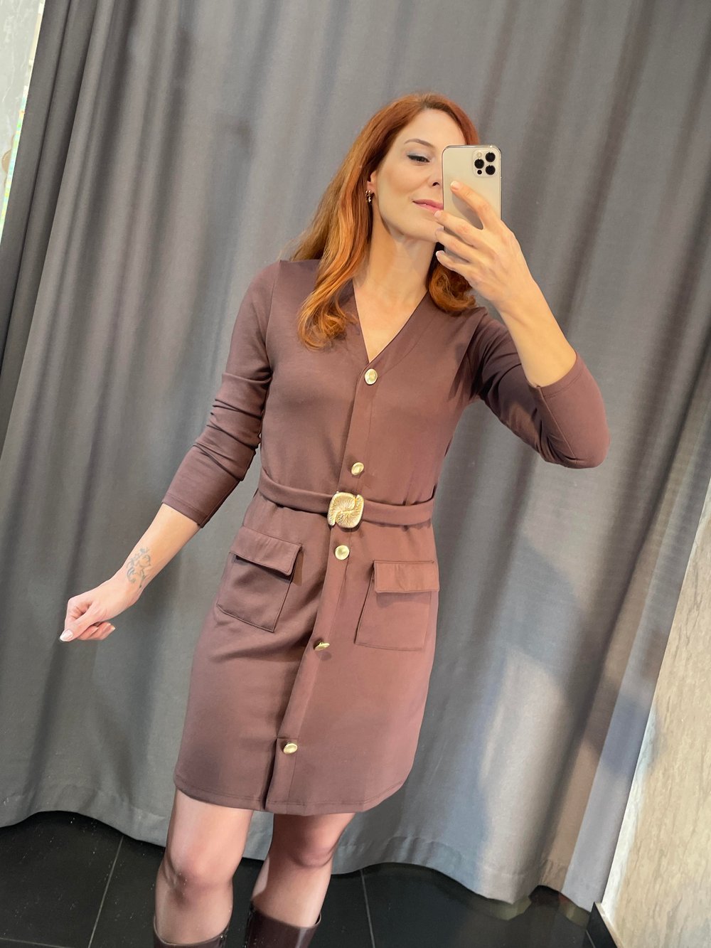 Kahve düğmeli elbise