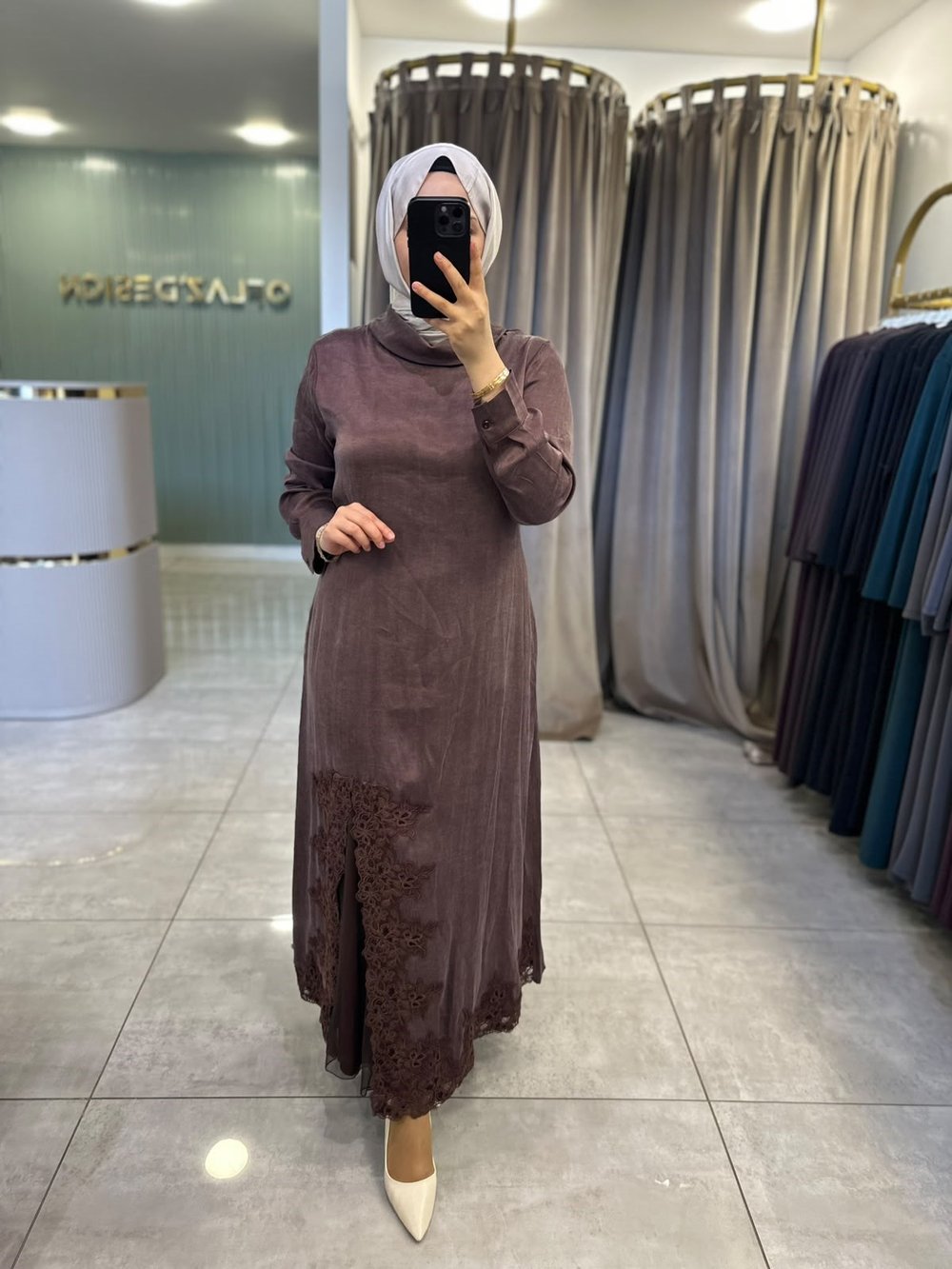 LissMore Eteği Dantelli İpek Qupra Elbise Kahverengi 6490
