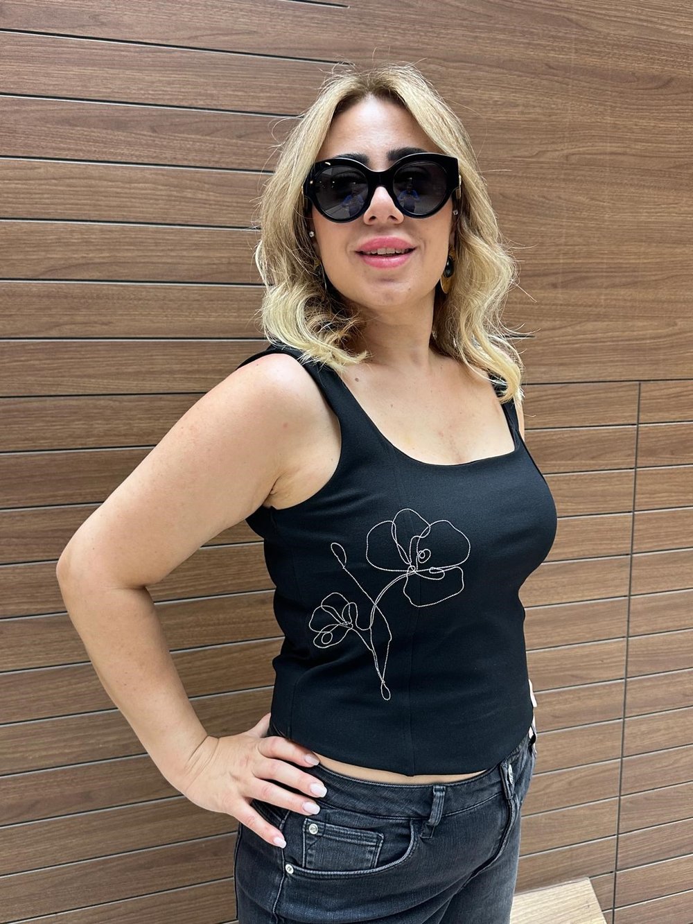 Çiçek Detaylı Askılı Crop Bluz (Siyah) 