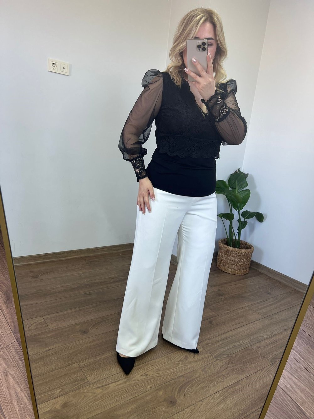 Orijinal Marka Kolları Tüllü V Yaka Bluz (Siyah)