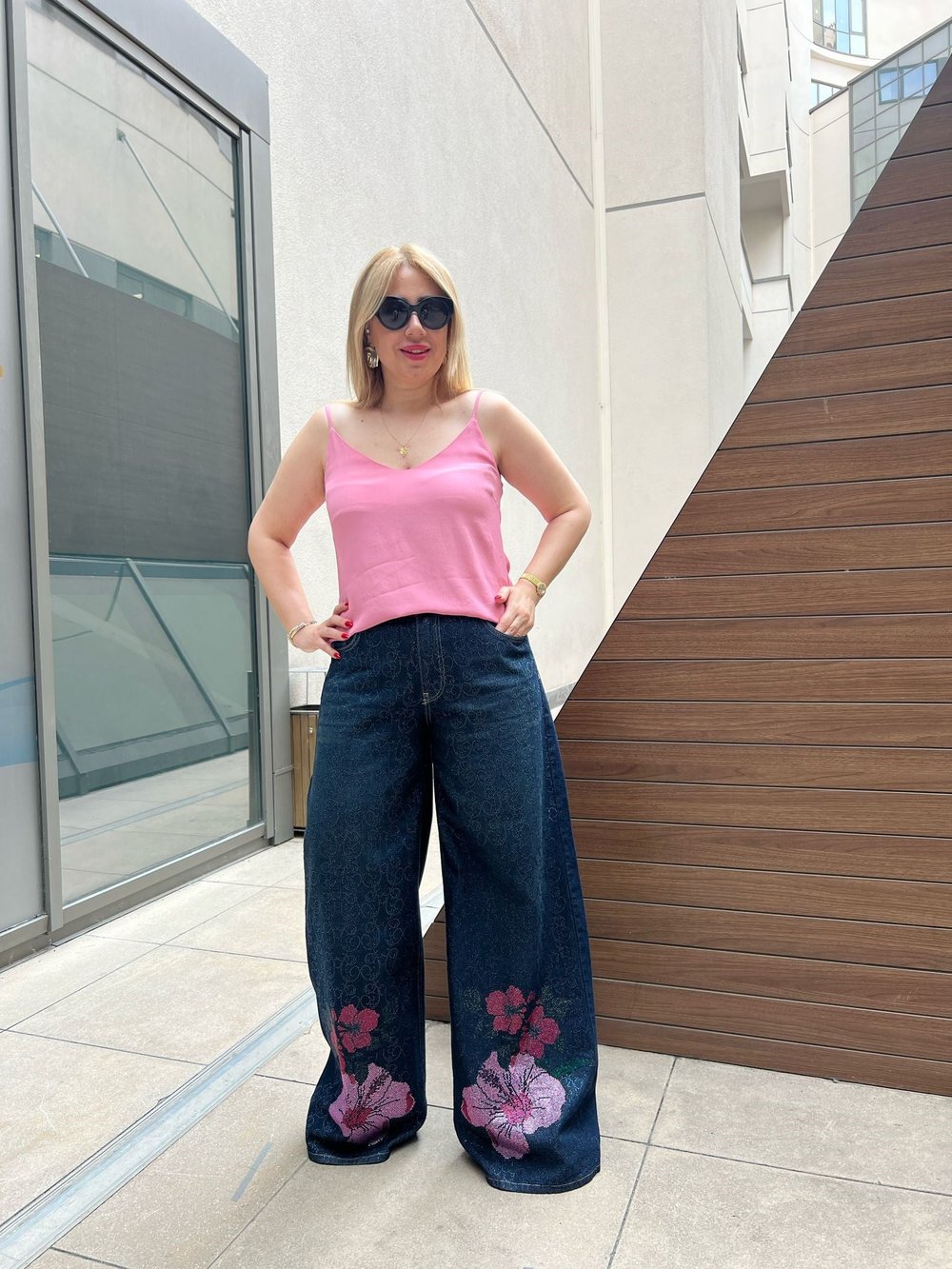 Paçası Pembe Çiçek Detaylı Taşlı Jean