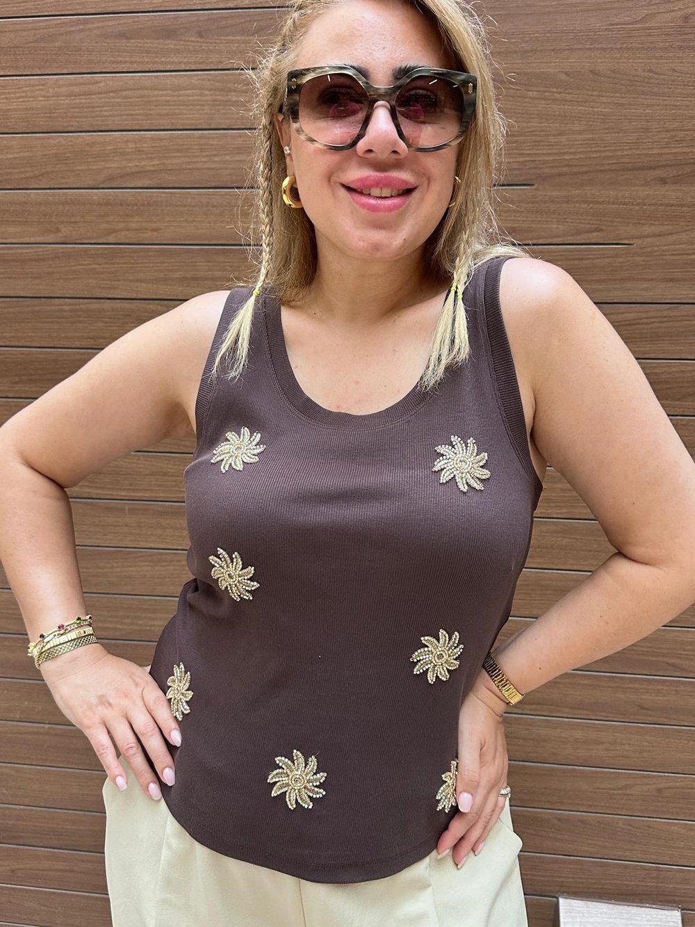Taşlı Çiçek Detaylı Kolsuz Body (Kahve)