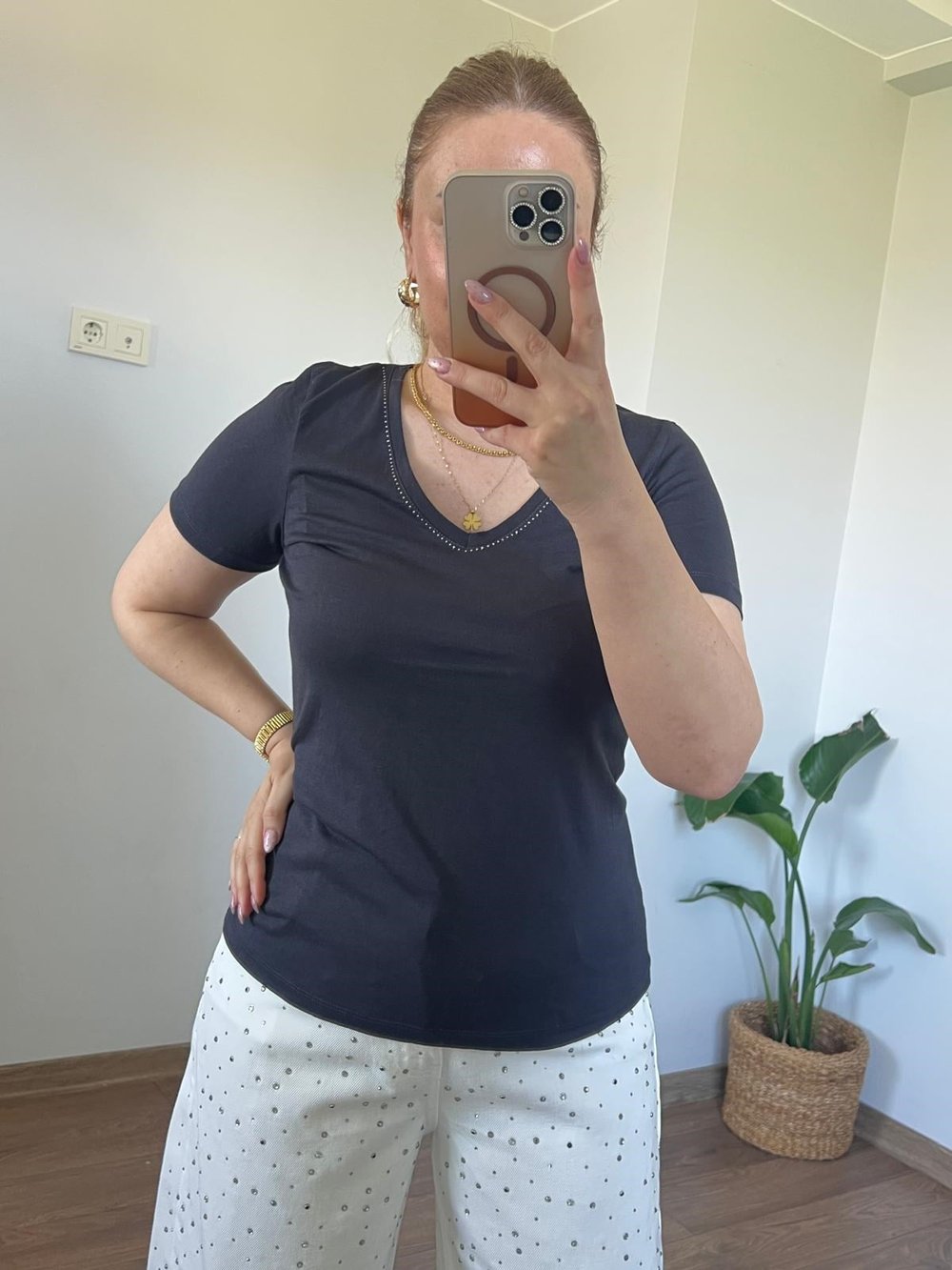 Yakası Taş Detaylı V Yaka Tshirt (Antrasit)