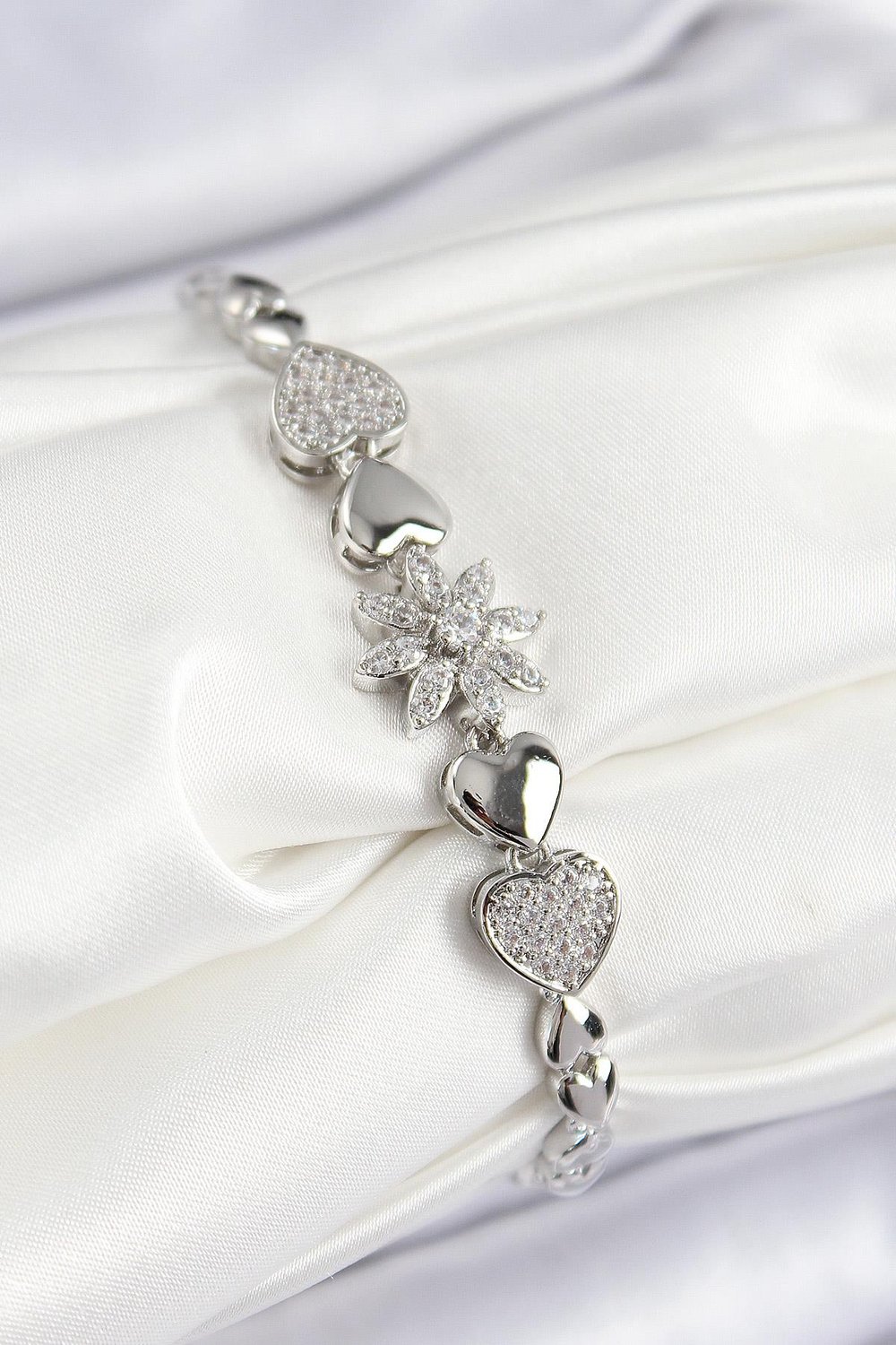 Pirinç Zirkon Taşlı Kalp Detaylı Çiçek Model Gümüş Renk Kadın Bileklik