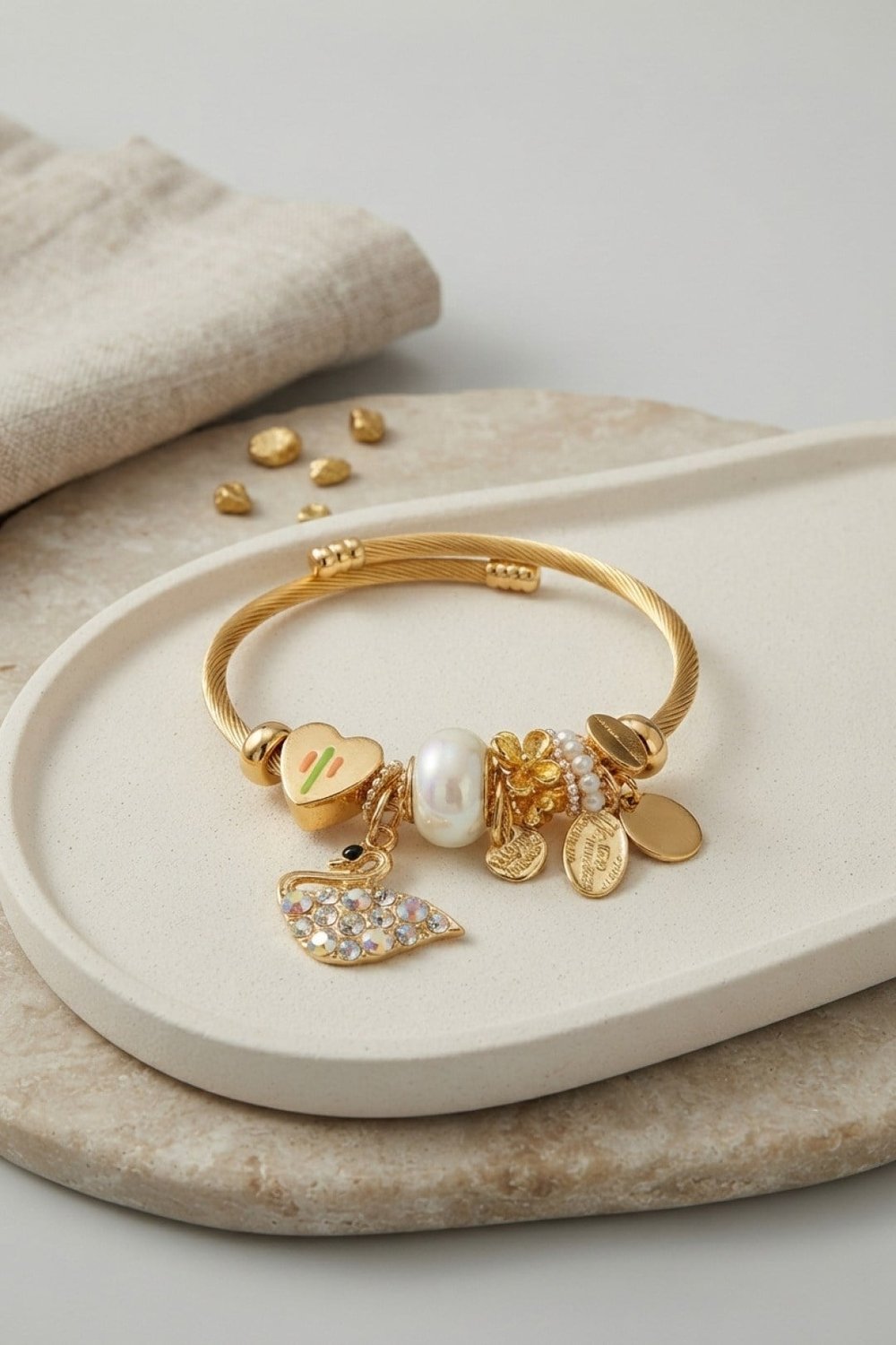 Swan Model Charmlı Bileklik