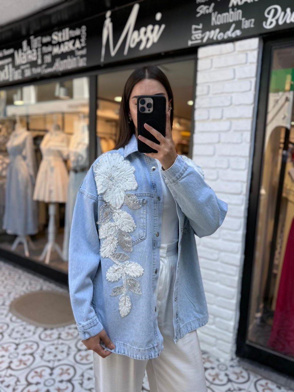 Beyaz Çiçek Aplikeli Oversize Kot Ceket – Açık Mavi