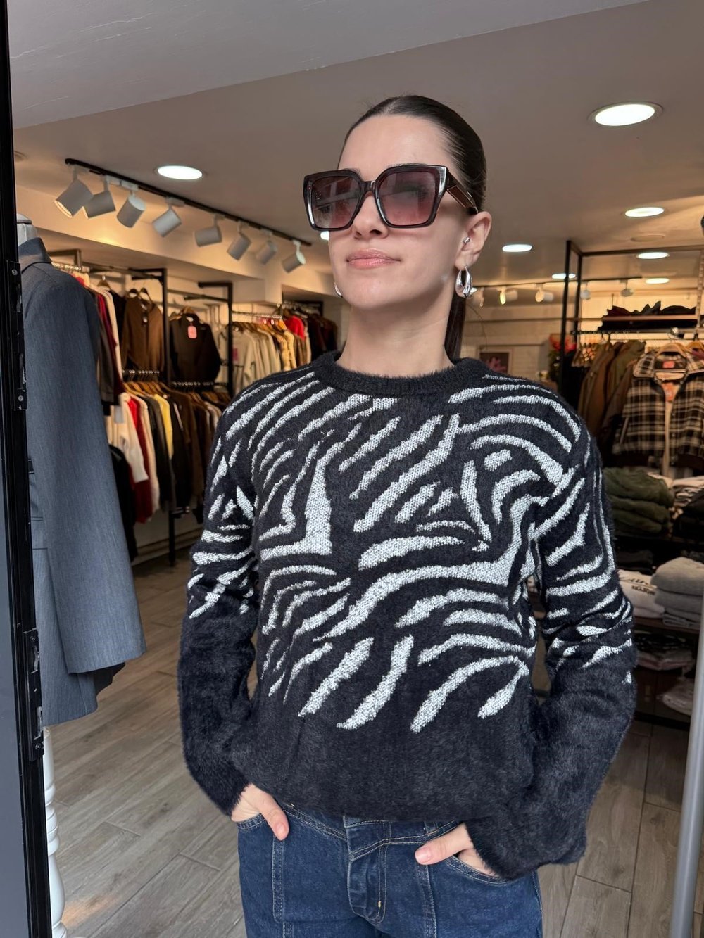 https://mossibutik.com/siyah-v-yaka-cicek-aplikeli-triko-kazak-oversize-yumusak-dokulu