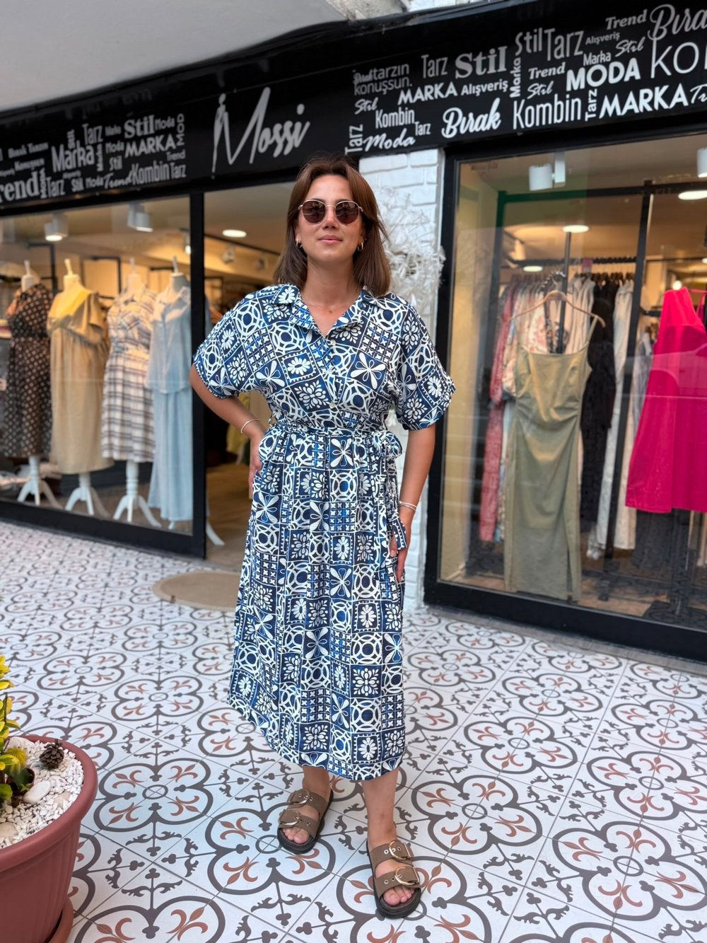 Mavi Beyaz Çini Desenli Gömlek Yaka Kuşaklı Elbise | Mossi Butik