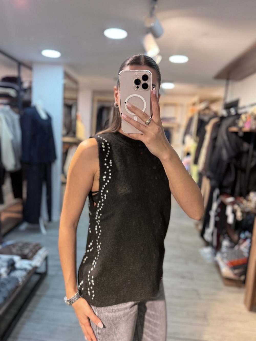 Siyah Taş Detaylı Kolsuz Triko Bluz – Yüksek Yaka
