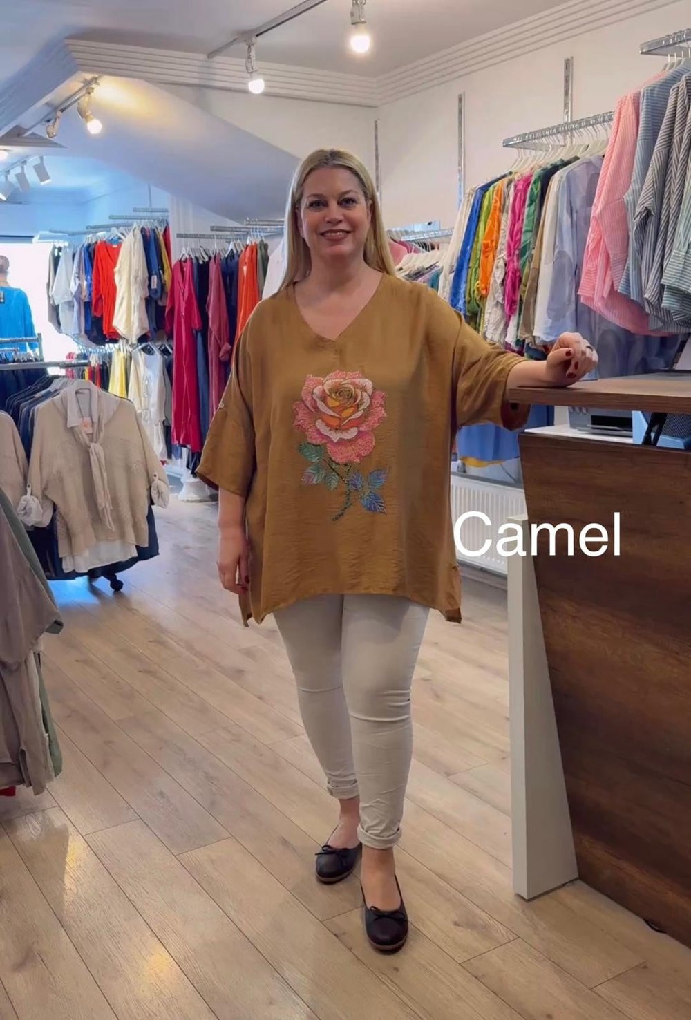 1119 İTALYAN GÜL DESEN SALAŞ BLUZ-CAMEL