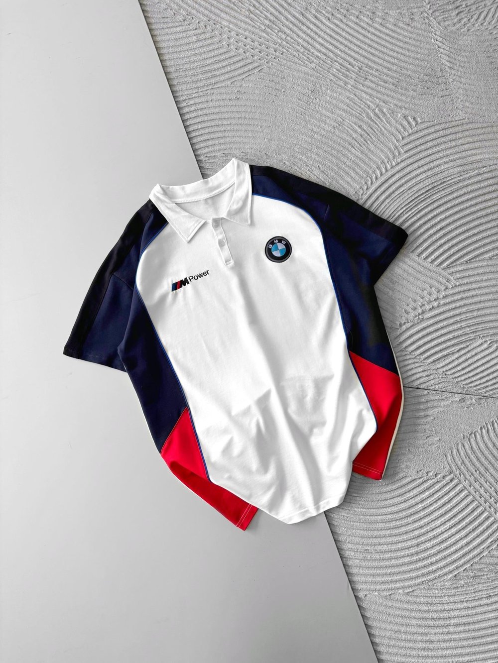 BEYAZ ARABİYELİ BMW TSHİRT