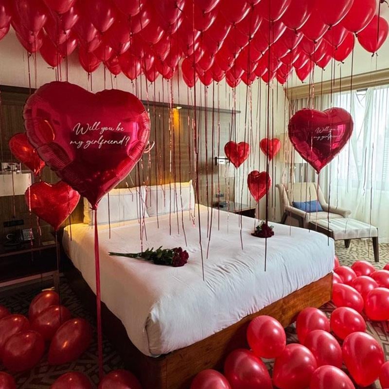 Sevgililer Günü Otel Odası Uçan Kalpli Balon Süsleme