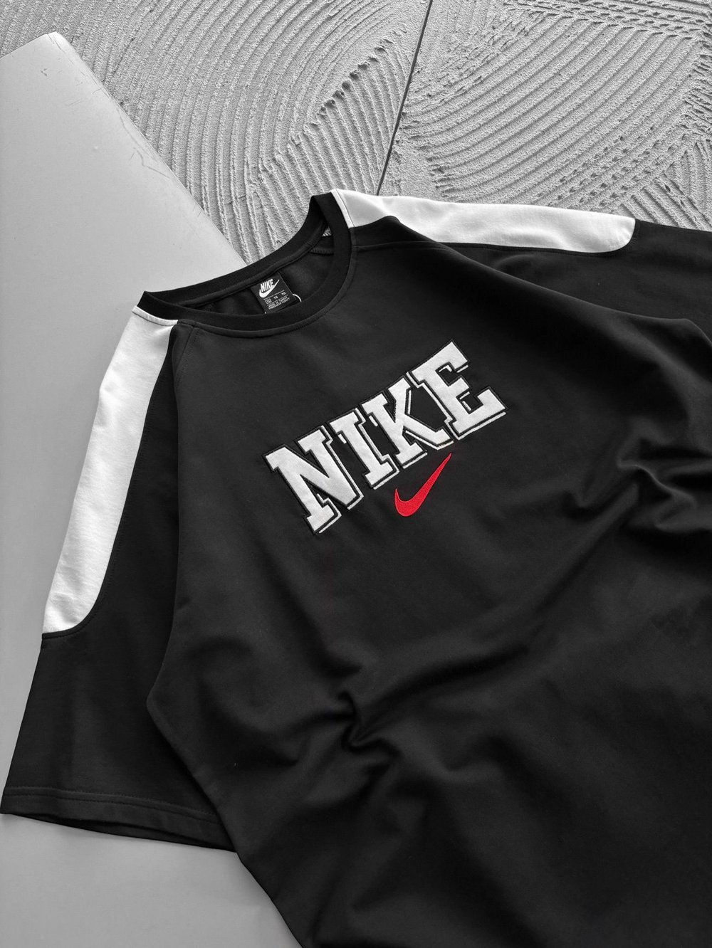 BISIKLET YAKA NK NAKIŞLI KOL PARCA DETAY OVERSIZE TSHIRT SİYAH