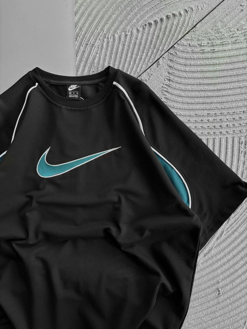 BİSİKLET YAKA NK ORTA NAKIŞLI KOLTUK ALTI PARCA DETAY OVERSIZE TSHIRT SİYAH