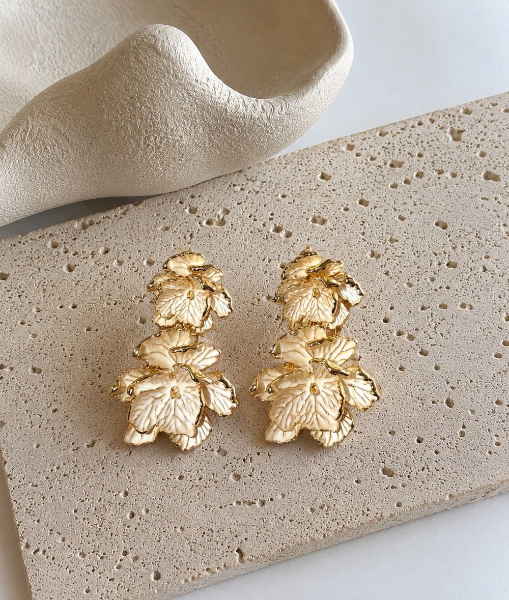 Fildişi Çiçekli Gold Detaylı Sallantılı Küpe